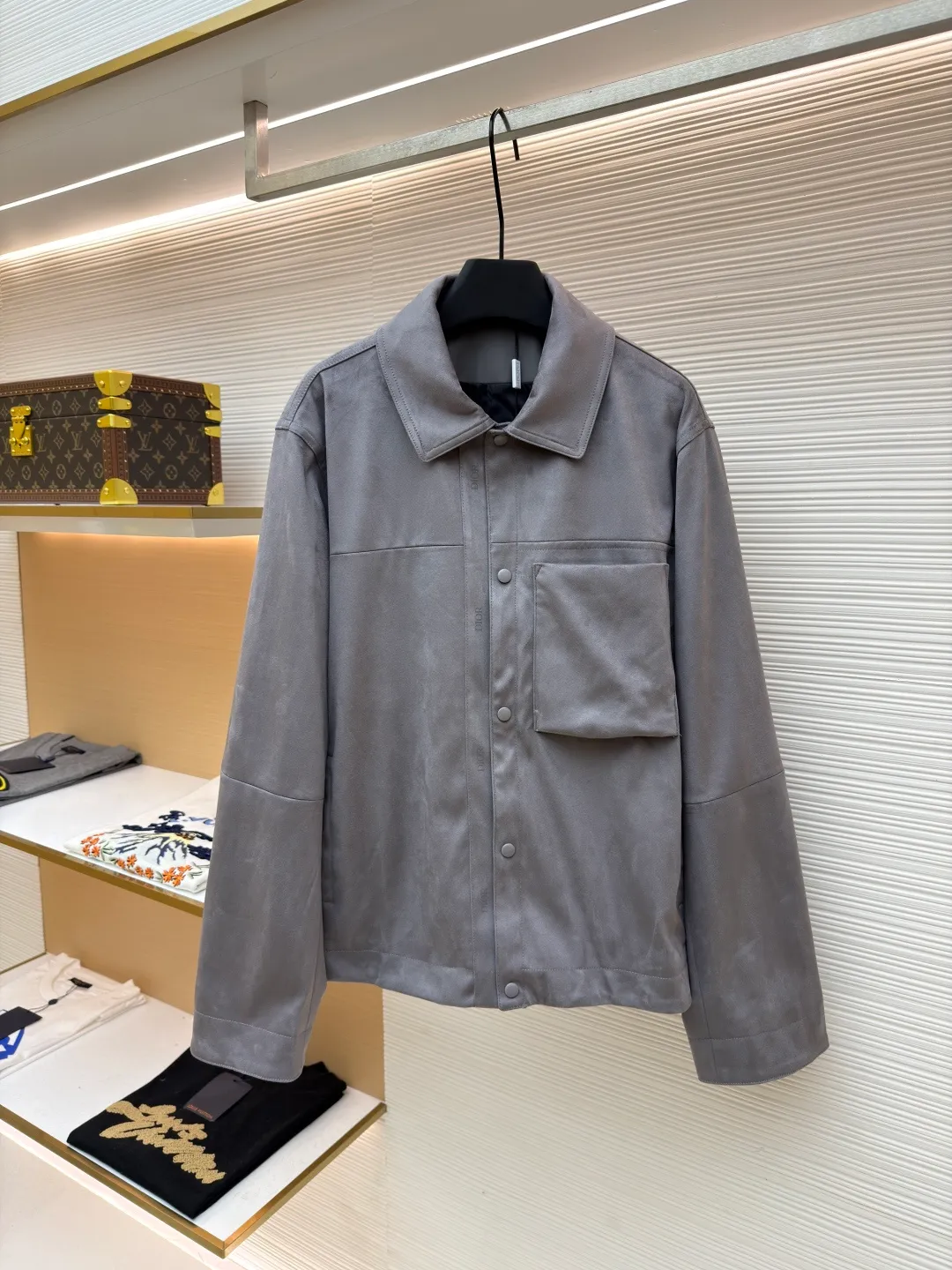 Dior suede jacket ●Original version: 38000 purchased and developed ●Item number: 1681582-C30 ●Fabric: suede fabric ●Technology: embossed production ●Color: gray ●Version: fitted version ●Weight: about 940 grams ●Size: 48-50-52 ●Description: The original version was purchased from Hangzhou National Specialty School for 36,000. The fabric is made of Italian suede. It is paired with 50 grams of knitted composite. Customized 101 matte black leather. Customized black jacquard logo silk lining. Customized 0.3×6cm leather strip. Customized 14mm matte black snap button. Customized 10mm mushroom snap button. Embossed placket. Customized accessories. Same style for men and women. Full street feel. Very good workmanship details. The overall wiring is straight and delicate, the fabric is comfortable and soft, and the color is consistent without color difference. It can be matched with the same style to create a fashionable look and control various occasions. Customized accessories, complete with three standards, same style for men and women!