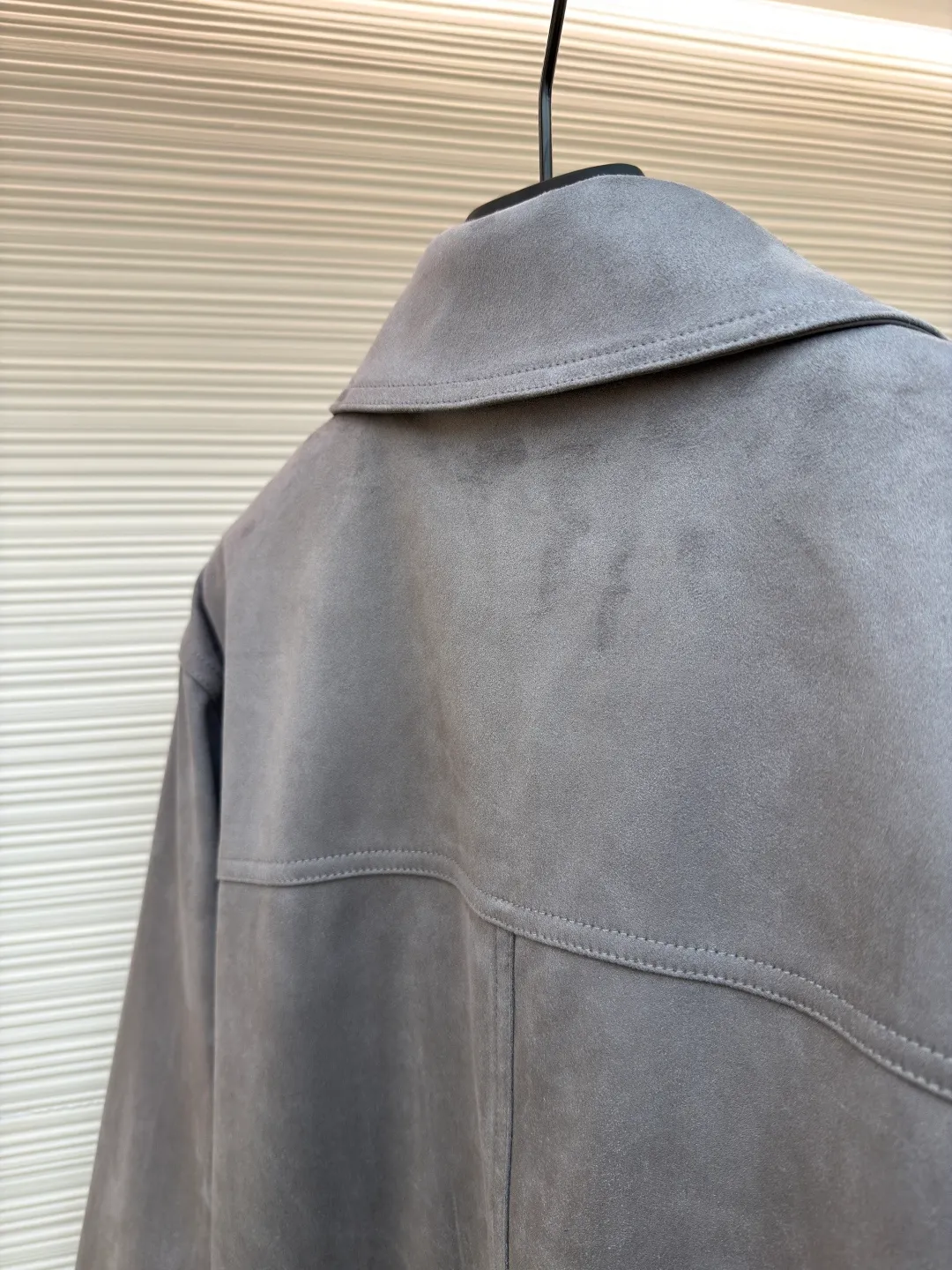 Dior suede jacket ●Original version: 38000 purchased and developed ●Item number: 1681582-C30 ●Fabric: suede fabric ●Technology: embossed production ●Color: gray ●Version: fitted version ●Weight: about 940 grams ●Size: 48-50-52 ●Description: The original version was purchased from Hangzhou National Specialty School for 36,000. The fabric is made of Italian suede. It is paired with 50 grams of knitted composite. Customized 101 matte black leather. Customized black jacquard logo silk lining. Customized 0.3×6cm leather strip. Customized 14mm matte black snap button. Customized 10mm mushroom snap button. Embossed placket. Customized accessories. Same style for men and women. Full street feel. Very good workmanship details. The overall wiring is straight and delicate, the fabric is comfortable and soft, and the color is consistent without color difference. It can be matched with the same style to create a fashionable look and control various occasions. Customized accessories, complete with three standards, same style for men and women!