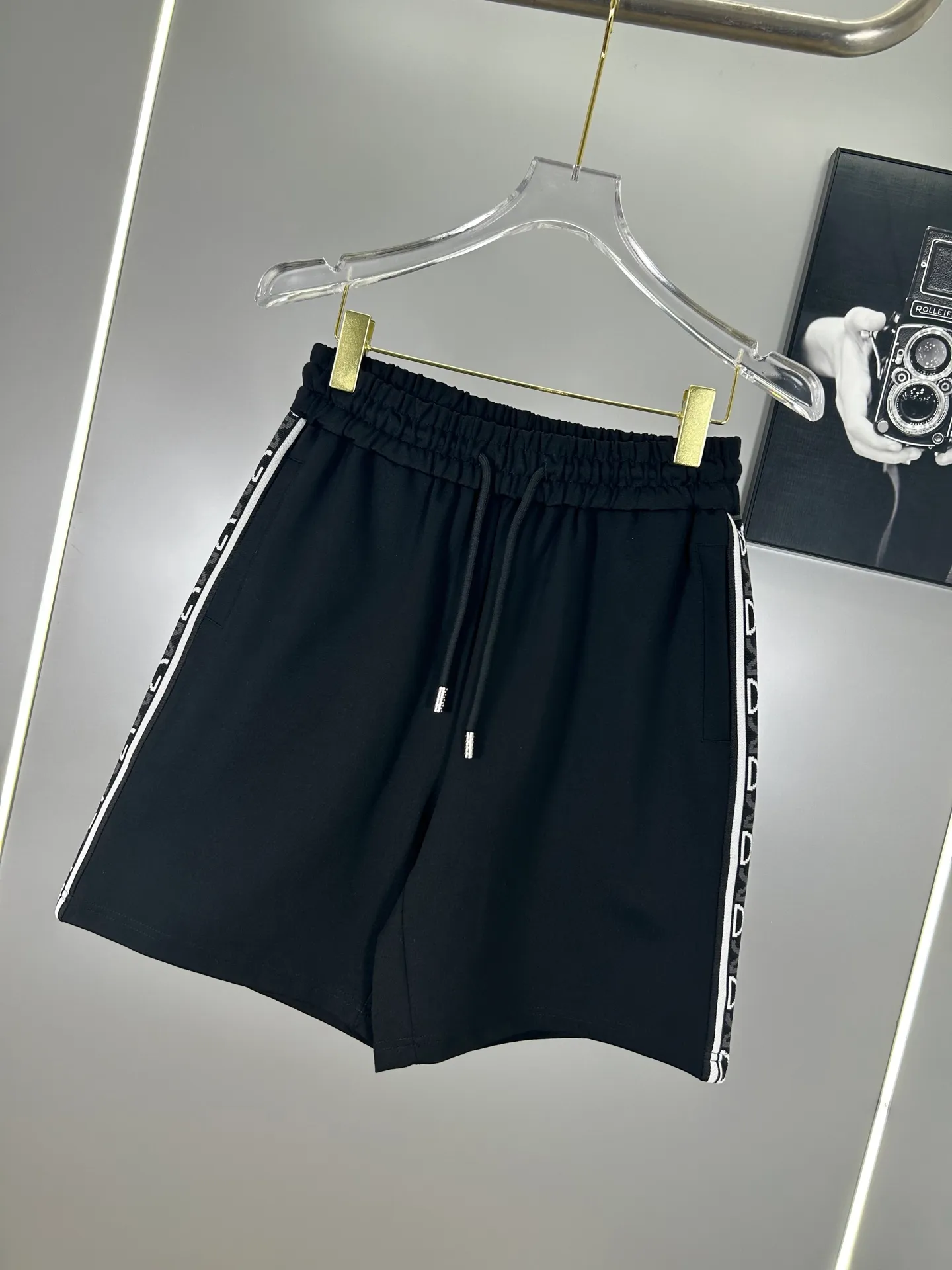 🅿️240 (high-end original specification version) Dior 2025ss trade channel goods. Ribbon casual sports shorts are an irresistible classic style with a casual and fashionable touch. Simplified proportional tailoring creates a casual and versatile fit. The customer-supplied high-density 400g fabric is different from traditional knitted cotton fabrics. It feels soft and delicate, has a better texture, is comfortable and skin-friendly, anti-wrinkle and breathable. Modern classic urban benchmark with a new image. The drawstring waist design highlights the charm of sports and leisure. It shows the youthful and exuberant expression. Lazy and sexy... Size: S--XXL