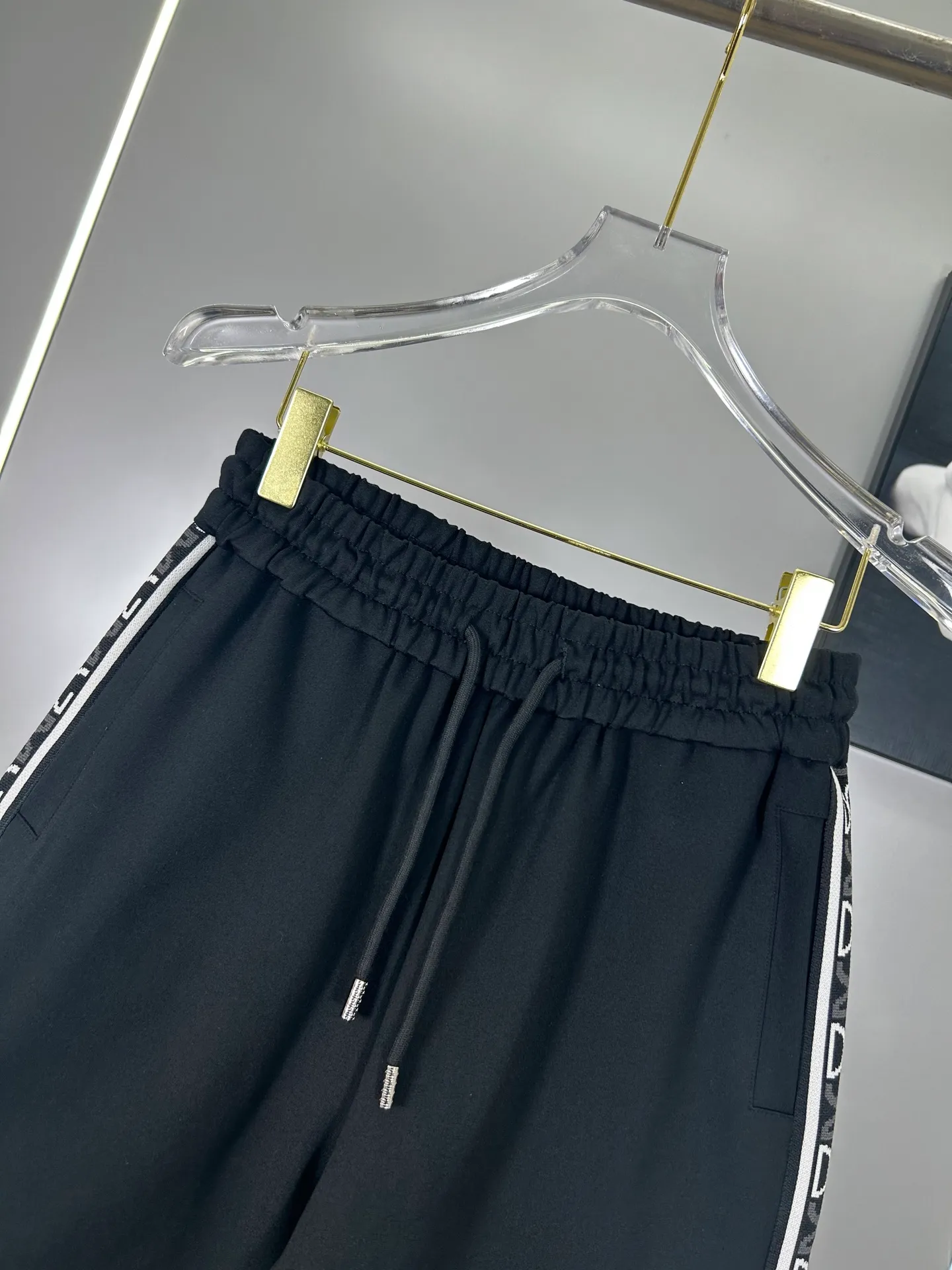 🅿️240 (high-end original specification version) Dior 2025ss trade channel goods. Ribbon casual sports shorts are an irresistible classic style with a casual and fashionable touch. Simplified proportional tailoring creates a casual and versatile fit. The customer-supplied high-density 400g fabric is different from traditional knitted cotton fabrics. It feels soft and delicate, has a better texture, is comfortable and skin-friendly, anti-wrinkle and breathable. Modern classic urban benchmark with a new image. The drawstring waist design highlights the charm of sports and leisure. It shows the youthful and exuberant expression. Lazy and sexy... Size: S--XXL