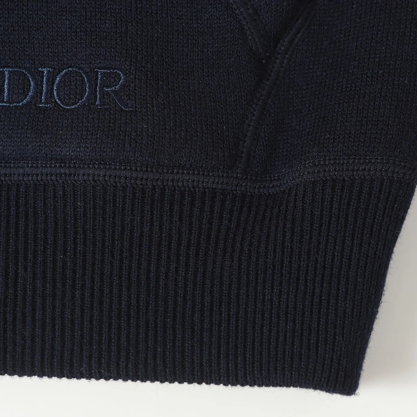 🅿️650 [Original quality] CD/Dior 24FW jacquard double-sided cashmere jacket (navy blue) The fabric is made of cotton and cashmere blended fabrics, and is made of high-quality wool and cashmere, which is soft and comfortable to the touch. The navy blue cotton blended knitted fabric is carefully crafted using imported machine jacquard technology. One side is decorated with the classic presbyopia logo jacquard pattern, and the other side is a simple white design. It can be worn on both sides. The drawstring hood is paired with metal hardware engraved with the Dior logo, adding refined detail. It features practical patch pockets on the front, and a ribbed hem and cuffs ensure a form-fitting fit. The double zipper with monogram highlights the brand's signature, and the raglan sleeves are cut in a smooth, natural style. The front is embellished with the Dior embroidered logo, and the inside is decorated with Oblique print throughout, with exquisite details. Pair with the matching sports trousers for an elegant and casual look. The whole piece integrates high-end craftsmanship into daily items, showing the brand's exquisite craftsmanship and classic aesthetics. Size:S/M/L/XL