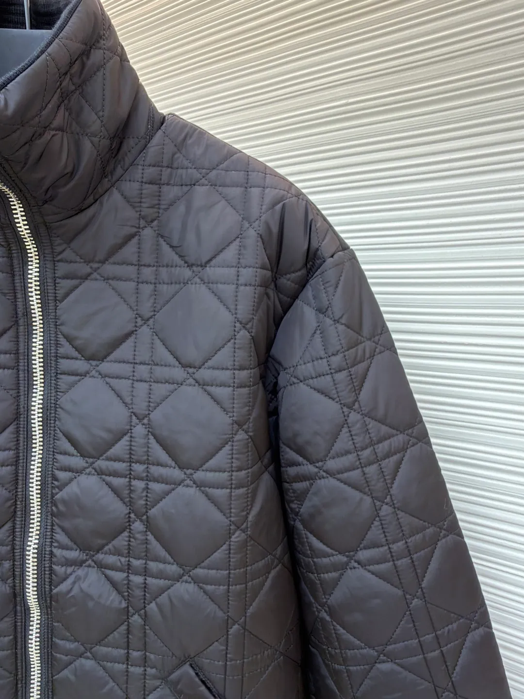 Dior cannage ribbed two-way zipper jacket ●Original version: Purchased and developed by 22991 ●Item number: 1681047-C45 ●Fabric: cannage fabric ●Technology: Made on positioning cutting machine ●Version: Fitted version ●Weight: about 675 grams ●Size: 46-48-50-52 ●Description: This cannage pattern reinterprets Dio's classic pattern. Crafted from black technical fabric with an all-over quilted cannage pattern, it has a ribbed collar and cuffs and a flapless stash pocket. May be worn with or tailored. The overall wiring is straight and delicate, the fabric is comfortable and soft, and the color is consistent without color difference. It can be matched with the same style to create a fashionable look and control various occasions. Customized accessories, complete with three standards, same style for men and women!