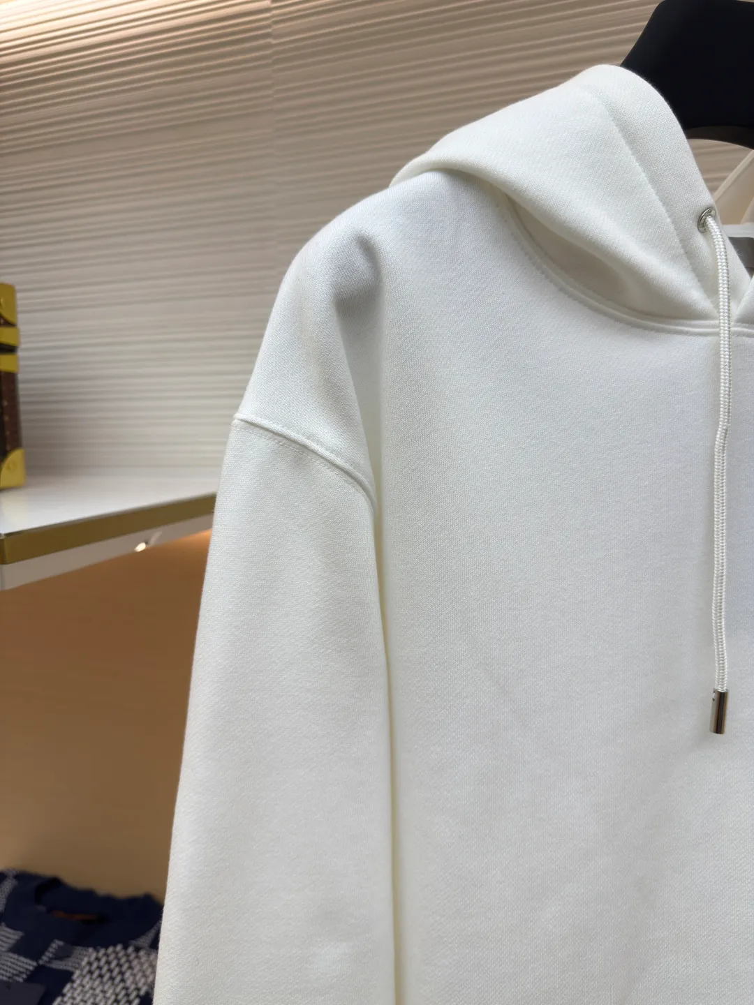 DIOR logo embroidered long-sleeved hoodie ●Authentic product: purchased and developed by 13066 ●Item number: 1680344-A85 ●Fabric: pure cotton fabric ●Technology: embroidery production ●Version: loose fit ●Weight: about 755 grams ●Size: S-M-L-XL ●Description: Made of customized cotton fabric, with classic high-density logo embroidery on the chest and velvet design on the inside. It can be matched with bottoms of the same season to create a fashionable look. It can be worn inside or outside to suit various occasions. Customized accessories, complete with three labels, same style for men and women!