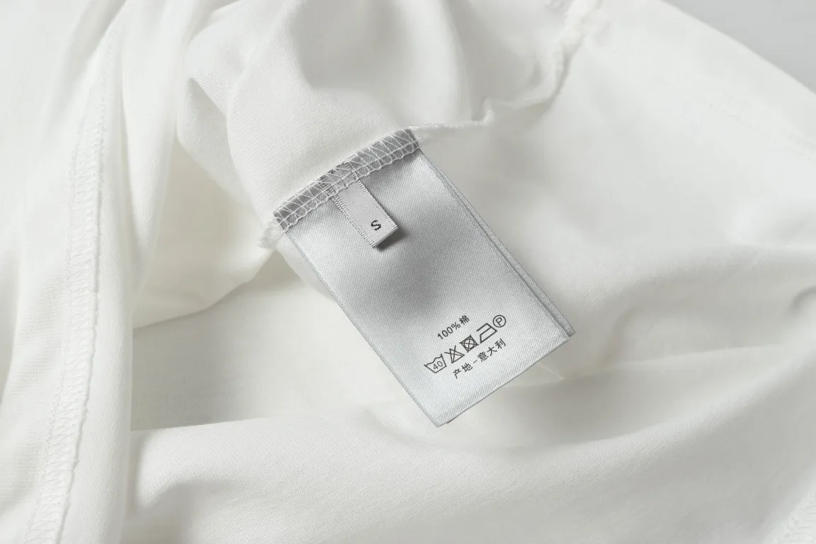 🅿️180 "D19" DIOR/Dior 25ss little bee embroidered short-sleeved T-shirt The fabric is made of 280g heavy combed cotton, customized with 32 counts of 1*1 thread. The ready-made garments are washed twice. The fabric is comfortable and skin-friendly without any strange feeling. Custom-dyed fabrics have high textile density, good drape, and are not easy to deform. The thick texture and compact spinning process make it not easy to deform. It will affect the breathability of the fabric, and the saturation of the color is very high. The embroidery process uses imported embroidery machines, which makes the embroidery colors more full and the embroidery more three-dimensional. The upper body effect is good, and it is a versatile and beautiful short-sleeved one. The loose version covers the flesh and makes you look slimmer and not attractive. Size: XS-L Color: Black White