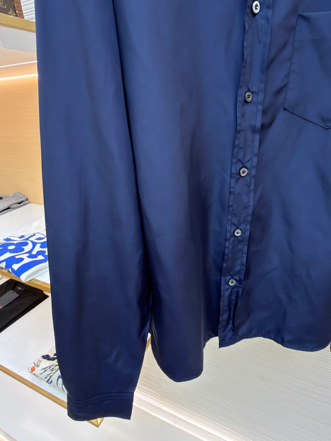 Prada triangle emblem label shirt ●Original version: Purchased and developed by 8100 ●Item number: 1682219-A75 ●Material: Regenerated nylon fabric ●Technology: Human body draping and production ●Color: blue ●Version: Fitted version ●Weight: about 180 grams ●Size: 39-40-41-42 ●Description: Custom-dyed regenerated nylon material feels like futuristic technology, light and tough, comfortable and skin-friendly Reconstructing the aesthetics of masculine power with deep sea blue tones. It has a mysterious and elegant aura. The Prada logo label is embellished on the chest patch pocket and complements the triangular logo on the back fabric to express the brand identity. The slightly wide shoulder line and curved hem form an architectural-level silhouette. The visual aristocratic gene, minimalism and luxury coexist, interpreting high-end fashion style. Silk double yarn interweaving processing technology uses nano-imprint technology to build honeycomb-shaped protrusions on the surface of the fabric, and then uses high temperature and high pressure to form covalent bonds between fluorine atoms and nylon fibers, forming a micro-matte film layer on the surface to prevent oil stains from reducing the waterproof performance. Three-dimensional tailoring of the human body returns to traditional craftsmanship through segmentation, folding, shrinking, and stretching techniques. The so-called slow work produces fine work, which is the respect for the material and the pursuit of feel. The workmanship is complicated and tedious, and the timeliness is slow. The side-turning buried clamping line process is used to make it smooth, neat, and tidy. The overall wiring is straight and delicate, the fabric is comfortable and soft, and the color is consistent without color difference. It can be matched with the same style to create a fashionable look and control various occasions. Customized accessories, complete with three standards, same style for men and women!