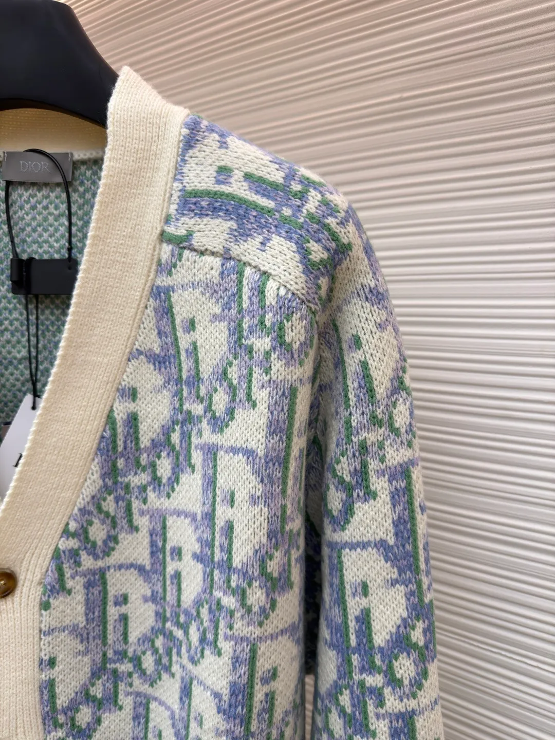 Dior presbyopic all-over cardigan sweater ●Item number: 1682047-B05 ●Fabric: wool blended fabric ●Technology: knitting ●Color: apricot purple ●Version: fitted version ●Weight: about 850 grams ●Size: S-M-L ●Description: Made of 55 wool blended material, 55% wool and 45% cotton, the weaving method adopts 10-count medium-thickness and fine lines, and is woven on a mouth-wool loom. The clothes can be washed in general. The washing water can effectively remove the odor of the clothes, while also increasing the feel of the clothes and fixing the shape of the clothes. The buttons are made of natural horn buttons, and each button is engraved with the Dior brand logo. Customized 1:1 trademark from imported materials. This knitted cardigan reinterprets Dior's classic Oblique print. Crafted from sheep wool jacquard, it features button fastening and ribbed details for a classic silhouette. Can be paired with a variety of outfits to show off your personality. Decorated with brown Oblique print throughout, ribbed cuffs with horn buttons and Dior logo engraved on the hem and 55/45 sheep wool hem. The overall wiring is straight and delicate, the fabric is comfortable and soft, and the color is consistent without color difference. It can be matched with the same style to create a fashionable look and control various occasions. Customized accessories, complete with three standards, same style for men and women!
