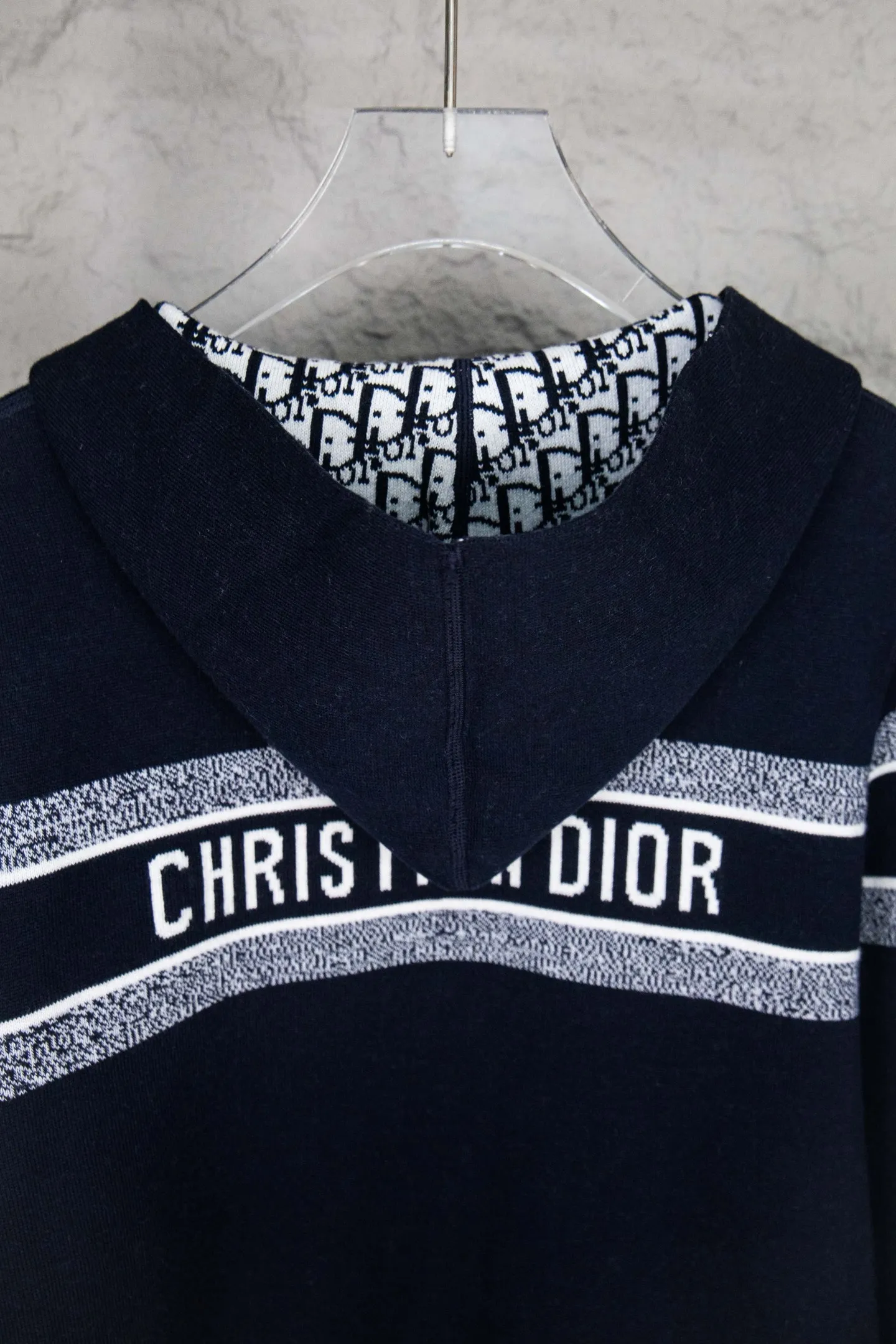 🅿️520 Style No.: M247 Dior 𝘾𝙝𝙧𝙞𝙨𝙩𝙞𝙖𝙣 𝘿𝙞𝙤𝙧 CD 24SS old flower all-over printed double-sided jacquard zipper cardigan jacket sweater Light luxury essential item for daily commuting for men and women Correct version Welcome to compare Detailed features · Made of 50% wool content yarn, 35% cashmere, 15% synthetic fiber · Adopt double-sided jacquard craftsmanship imported from Germany · Collar, cuffs and hem thread design, windproof and comfortable · Spacing between strips of letter logo, fully restored fabric effect · Original main mark, washed tag, moisture-proof paper packaging Color: navy blue white gray Size: S M L