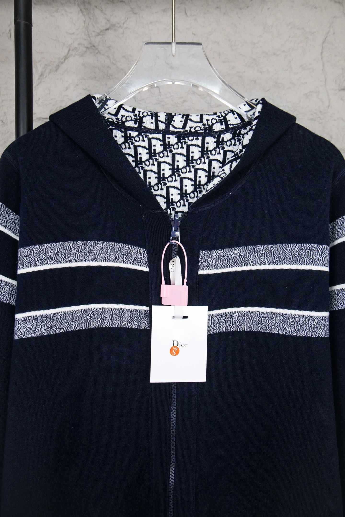 🅿️520 Style No.: M247 Dior 𝘾𝙝𝙧𝙞𝙨𝙩𝙞𝙖𝙣 𝘿𝙞𝙤𝙧 CD 24SS old flower all-over printed double-sided jacquard zipper cardigan jacket sweater Light luxury essential item for daily commuting for men and women Correct version Welcome to compare Detailed features · Made of 50% wool content yarn, 35% cashmere, 15% synthetic fiber · Adopt double-sided jacquard craftsmanship imported from Germany · Collar, cuffs and hem thread design, windproof and comfortable · Spacing between strips of letter logo, fully restored fabric effect · Original main mark, washed tag, moisture-proof paper packaging Color: navy blue white gray Size: S M L