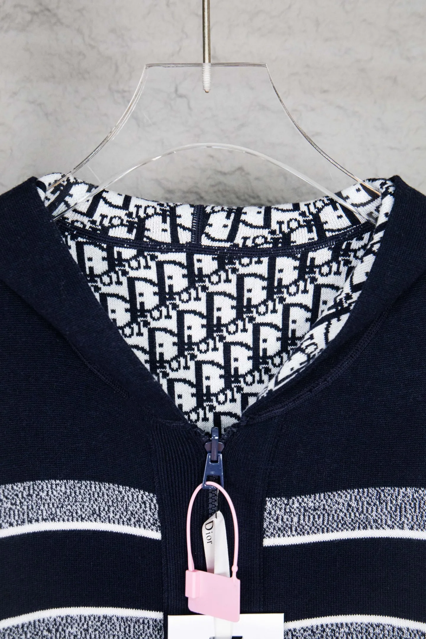 🅿️520 Style No.: M247 Dior 𝘾𝙝𝙧𝙞𝙨𝙩𝙞𝙖𝙣 𝘿𝙞𝙤𝙧 CD 24SS old flower all-over printed double-sided jacquard zipper cardigan jacket sweater Light luxury essential item for daily commuting for men and women Correct version Welcome to compare Detailed features · Made of 50% wool content yarn, 35% cashmere, 15% synthetic fiber · Adopt double-sided jacquard craftsmanship imported from Germany · Collar, cuffs and hem thread design, windproof and comfortable · Spacing between strips of letter logo, fully restored fabric effect · Original main mark, washed tag, moisture-proof paper packaging Color: navy blue white gray Size: S M L