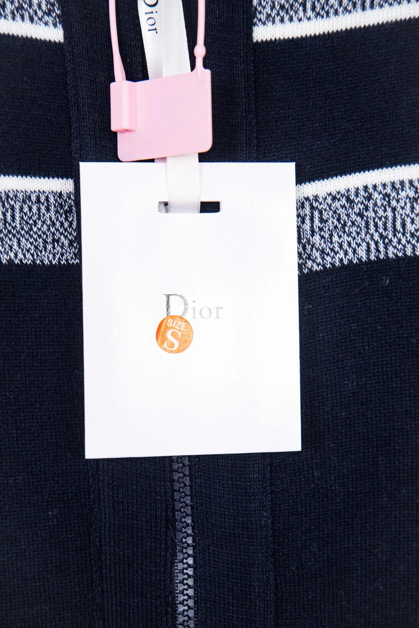 🅿️520 Style No.: M247 Dior 𝘾𝙝𝙧𝙞𝙨𝙩𝙞𝙖𝙣 𝘿𝙞𝙤𝙧 CD 24SS old flower all-over printed double-sided jacquard zipper cardigan jacket sweater Light luxury essential item for daily commuting for men and women Correct version Welcome to compare Detailed features · Made of 50% wool content yarn, 35% cashmere, 15% synthetic fiber · Adopt double-sided jacquard craftsmanship imported from Germany · Collar, cuffs and hem thread design, windproof and comfortable · Spacing between strips of letter logo, fully restored fabric effect · Original main mark, washed tag, moisture-proof paper packaging Color: navy blue white gray Size: S M L