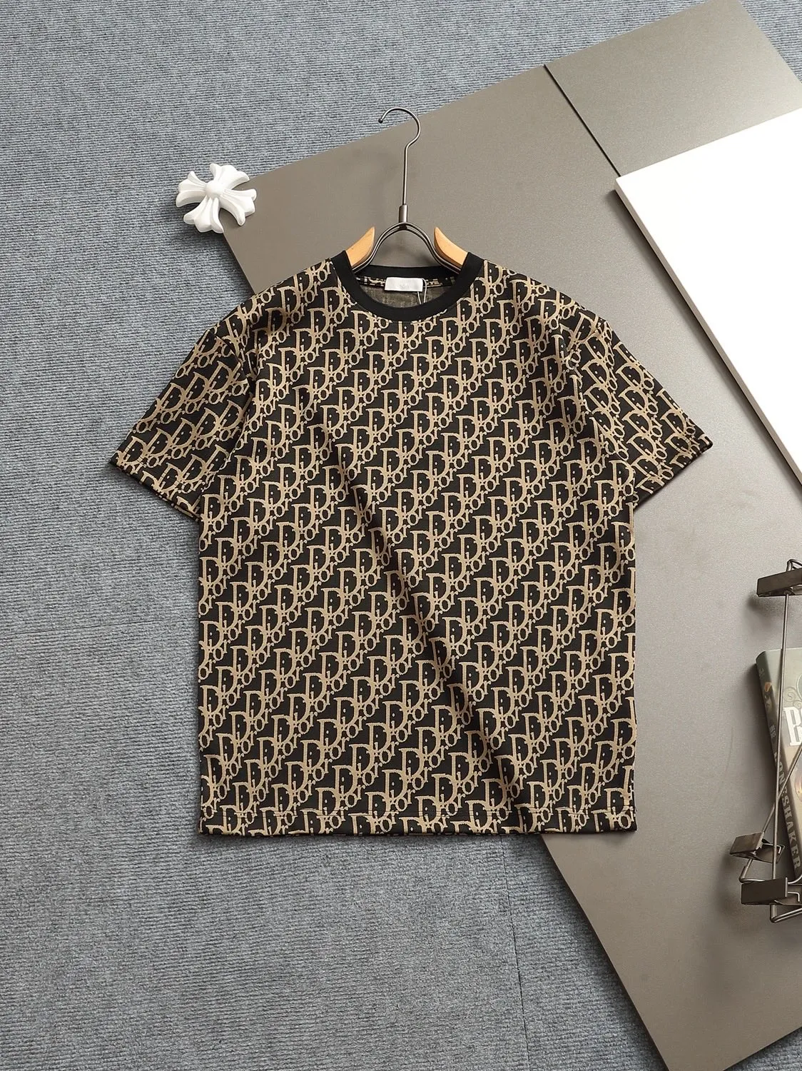 🅿️180 Doir Dior micro-wide version XS-L new exclusive limited edition 25 years of the latest and top-notch full printed logo dark pattern towel embroidered letter logo double sleeves back plaid patch exquisite heavy craftsmanship As the leader in the luxury world, 280g washed fabric T-shirts, D family is well-deserved. The first thing that catches the eye on the piece I am going to talk about today is the two loose and comfortable styles~~The ribbed round neck is the best modification of its version, while B family has the upper body LOGO listed on the front, and the unique pin design uses a color matching design to highlight the texture! Cow Black and white, the most traditional modification method and the simplest color scale contrast form the strongest and direct contrast, and this is often the most concise and clear minimalist modification method~~A nostalgic classic atmosphere also spreads in this work inadvertently! ! Coupled with the blessing of pure cotton material, both the upper body comfort and the existence are unparalleled. It can be said to be a must-have companion in summer. The excellent breathability and comfortable wearing feeling are unparalleled~ Recommended! ! Size: XS S M L Color: Black Apricot Size chart: