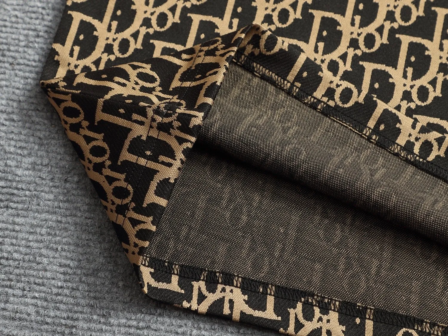 🅿️180 Doir Dior micro-wide version XS-L new exclusive limited edition 25 years of the latest and top-notch full printed logo dark pattern towel embroidered letter logo double sleeves back plaid patch exquisite heavy craftsmanship As the leader in the luxury world, 280g washed fabric T-shirts, D family is well-deserved. The first thing that catches the eye on the piece I am going to talk about today is the two loose and comfortable styles~~The ribbed round neck is the best modification of its version, while B family has the upper body LOGO listed on the front, and the unique pin design uses a color matching design to highlight the texture! Cow Black and white, the most traditional modification method and the simplest color scale contrast form the strongest and direct contrast, and this is often the most concise and clear minimalist modification method~~A nostalgic classic atmosphere also spreads in this work inadvertently! ! Coupled with the blessing of pure cotton material, both the upper body comfort and the existence are unparalleled. It can be said to be a must-have companion in summer. The excellent breathability and comfortable wearing feeling are unparalleled~ Recommended! ! Size: XS S M L Color: Black Apricot Size chart: