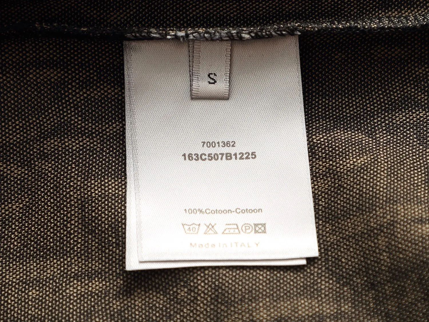🅿️180 Doir Dior micro-wide version XS-L new exclusive limited edition 25 years of the latest and top-notch full printed logo dark pattern towel embroidered letter logo double sleeves back plaid patch exquisite heavy craftsmanship As the leader in the luxury world, 280g washed fabric T-shirts, D family is well-deserved. The first thing that catches the eye on the piece I am going to talk about today is the two loose and comfortable styles~~The ribbed round neck is the best modification of its version, while B family has the upper body LOGO listed on the front, and the unique pin design uses a color matching design to highlight the texture! Cow Black and white, the most traditional modification method and the simplest color scale contrast form the strongest and direct contrast, and this is often the most concise and clear minimalist modification method~~A nostalgic classic atmosphere also spreads in this work inadvertently! ! Coupled with the blessing of pure cotton material, both the upper body comfort and the existence are unparalleled. It can be said to be a must-have companion in summer. The excellent breathability and comfortable wearing feeling are unparalleled~ Recommended! ! Size: XS S M L Color: Black Apricot Size chart: