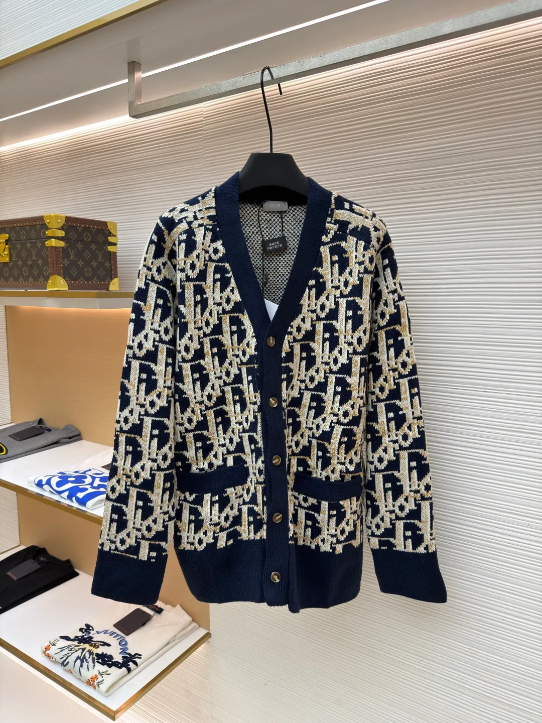 Dior presbyopic woolen cardigan ●Original version: 15,000 purchased and developed ●Item number: 1681288-B05 ●Fabric: wool blended fabric ●Technology: jacquard weaving ●Version: fitted version ●Weight: about 850 grams ●Size: S-M-L ●Description: The wool is custom-dyed with imported premium 100% wool yarn, and jacquard weaving is carried out using an imported 5-gauge wool loom. A single piece takes 190 minutes, and is woven at a parallel and even speed. The whole piece of clothing is clear. The drawings are drawn by experienced masters, and the pattern is positioned according to YB. Specific three-label washing. The overall wiring is straight and delicate. The fabric is comfortable and soft, and the color is consistent without color difference. It can be matched with the same style to create a fashionable look, and can be used in various occasions. Customized accessories, complete with three standards, same style for men and women!