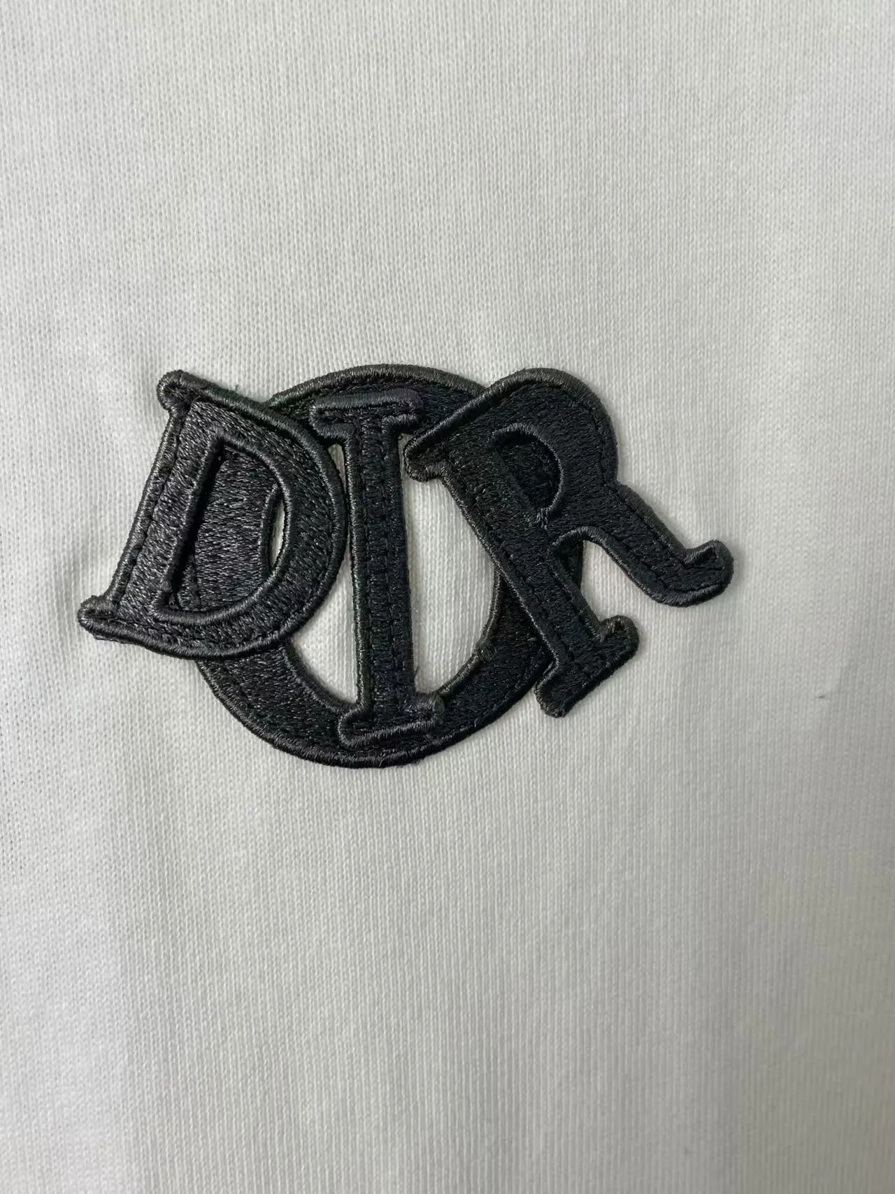 🅿️170 Dior Patch Letter Short Sleeve Color: navy blue (new custom dyed color), apricot, white, size S-XL, made of pure cotton 12S fine cotton plain weave, weight 260g. The front is decorated with contrasting logo patches and small embroidered stamps, forming a decorative and iconic embroidery product. The logo is made of imported custom-made embroidery thread, which is dyed with lustrous mercerized embroidery thread, giving it a uniform and glossy finish. The exquisite embroidery machine combines complex embroidery needlework and fine detail processing to create a three-dimensional micro-relief embroidery effect; at the same time, it is highly durable and wear-resistant. The standard round neck short-sleeved version, with a rounded arc neckline, is suitable for various face shapes and body shapes; the moderate sleeve length ends just above the elbow, showing a smart and neat image. The slim fit can show off the wearer's body curves without sacrificing comfort. The collar, cuffs, hem and other parts are all sewn with fine double-needle stitching.  size：xs s m l