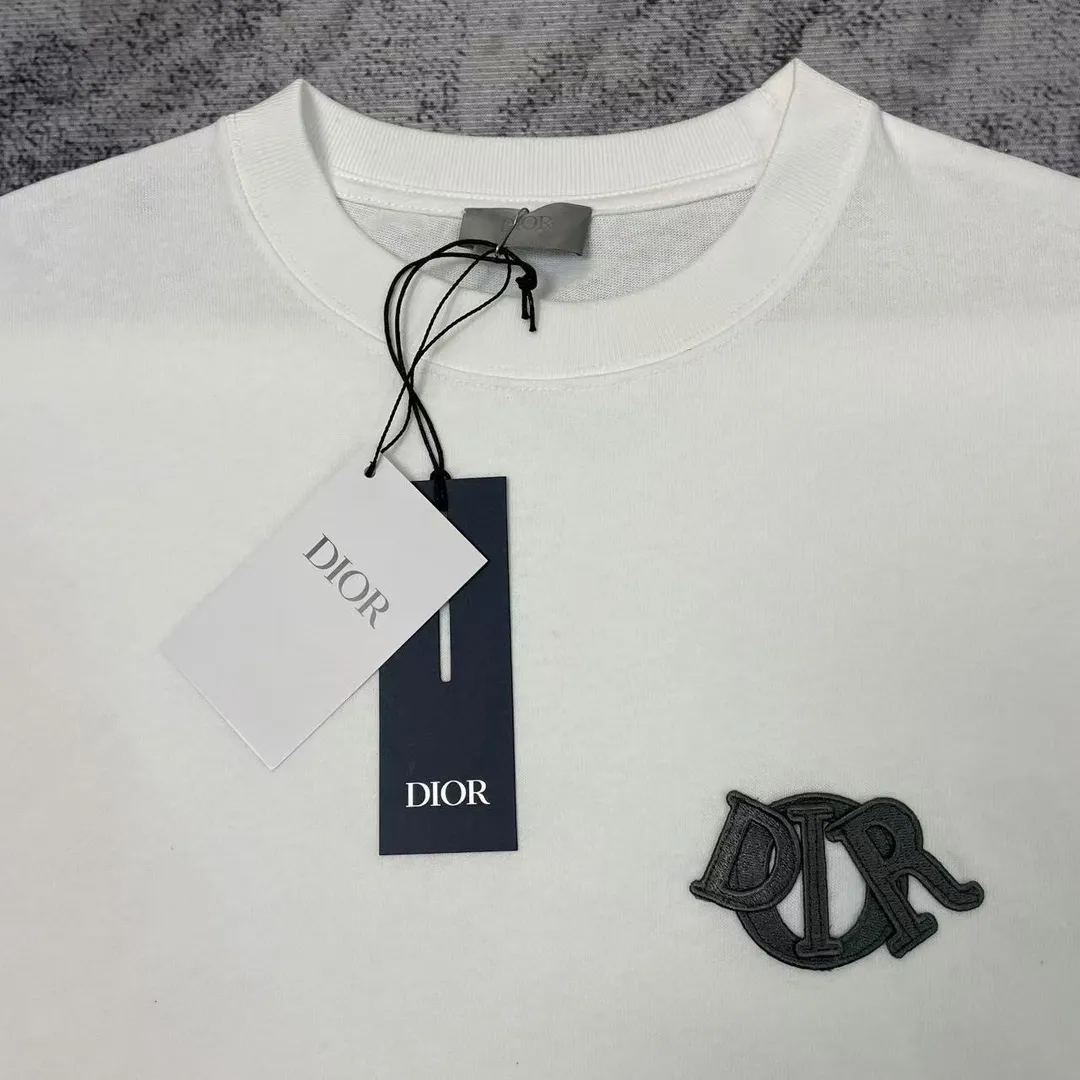 🅿️170 Dior Patch Letter Short Sleeve Color: navy blue (new custom dyed color), apricot, white, size S-XL, made of pure cotton 12S fine cotton plain weave, weight 260g. The front is decorated with contrasting logo patches and small embroidered stamps, forming a decorative and iconic embroidery product. The logo is made of imported custom-made embroidery thread, which is dyed with lustrous mercerized embroidery thread, giving it a uniform and glossy finish. The exquisite embroidery machine combines complex embroidery needlework and fine detail processing to create a three-dimensional micro-relief embroidery effect; at the same time, it is highly durable and wear-resistant. The standard round neck short-sleeved version, with a rounded arc neckline, is suitable for various face shapes and body shapes; the moderate sleeve length ends just above the elbow, showing a smart and neat image. The slim fit can show off the wearer's body curves without sacrificing comfort. The collar, cuffs, hem and other parts are all sewn with fine double-needle stitching.  size：xs s m l