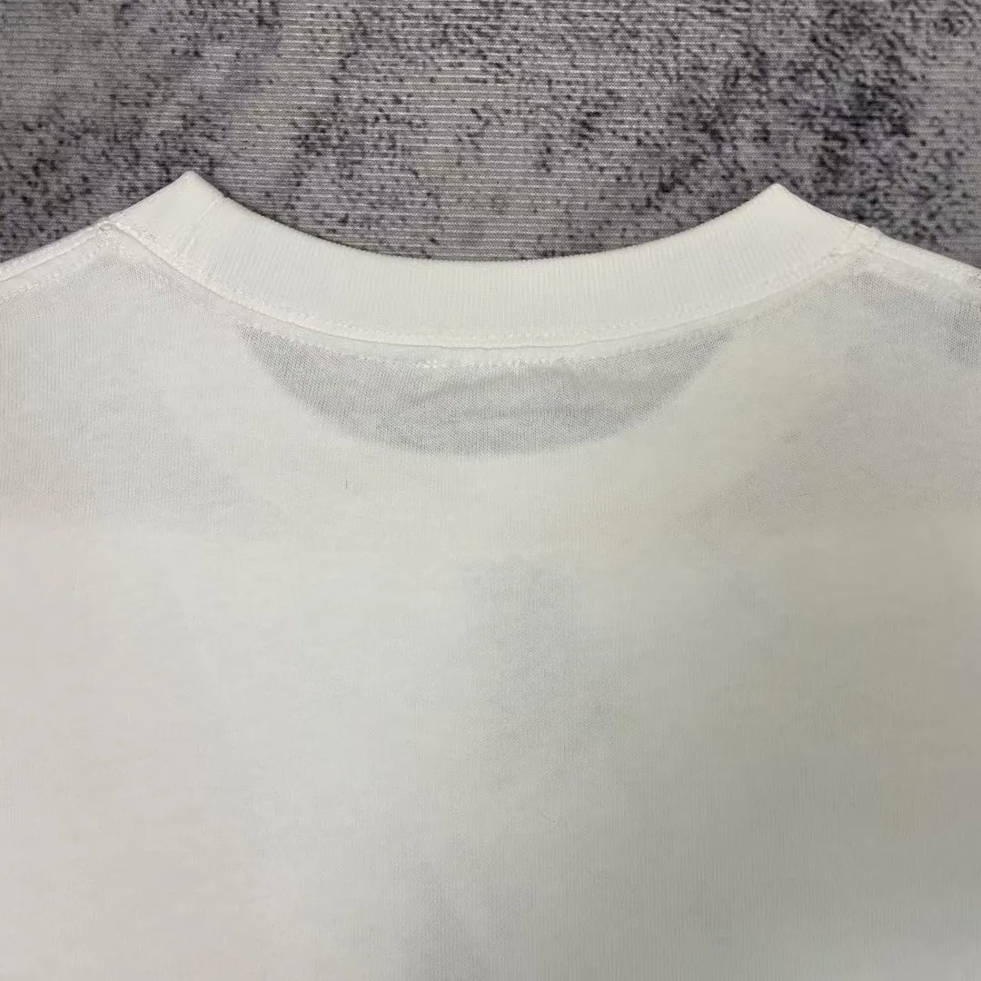 🅿️170 Dior Patch Letter Short Sleeve Color: navy blue (new custom dyed color), apricot, white, size S-XL, made of pure cotton 12S fine cotton plain weave, weight 260g. The front is decorated with contrasting logo patches and small embroidered stamps, forming a decorative and iconic embroidery product. The logo is made of imported custom-made embroidery thread, which is dyed with lustrous mercerized embroidery thread, giving it a uniform and glossy finish. The exquisite embroidery machine combines complex embroidery needlework and fine detail processing to create a three-dimensional micro-relief embroidery effect; at the same time, it is highly durable and wear-resistant. The standard round neck short-sleeved version, with a rounded arc neckline, is suitable for various face shapes and body shapes; the moderate sleeve length ends just above the elbow, showing a smart and neat image. The slim fit can show off the wearer's body curves without sacrificing comfort. The collar, cuffs, hem and other parts are all sewn with fine double-needle stitching.  size：xs s m l