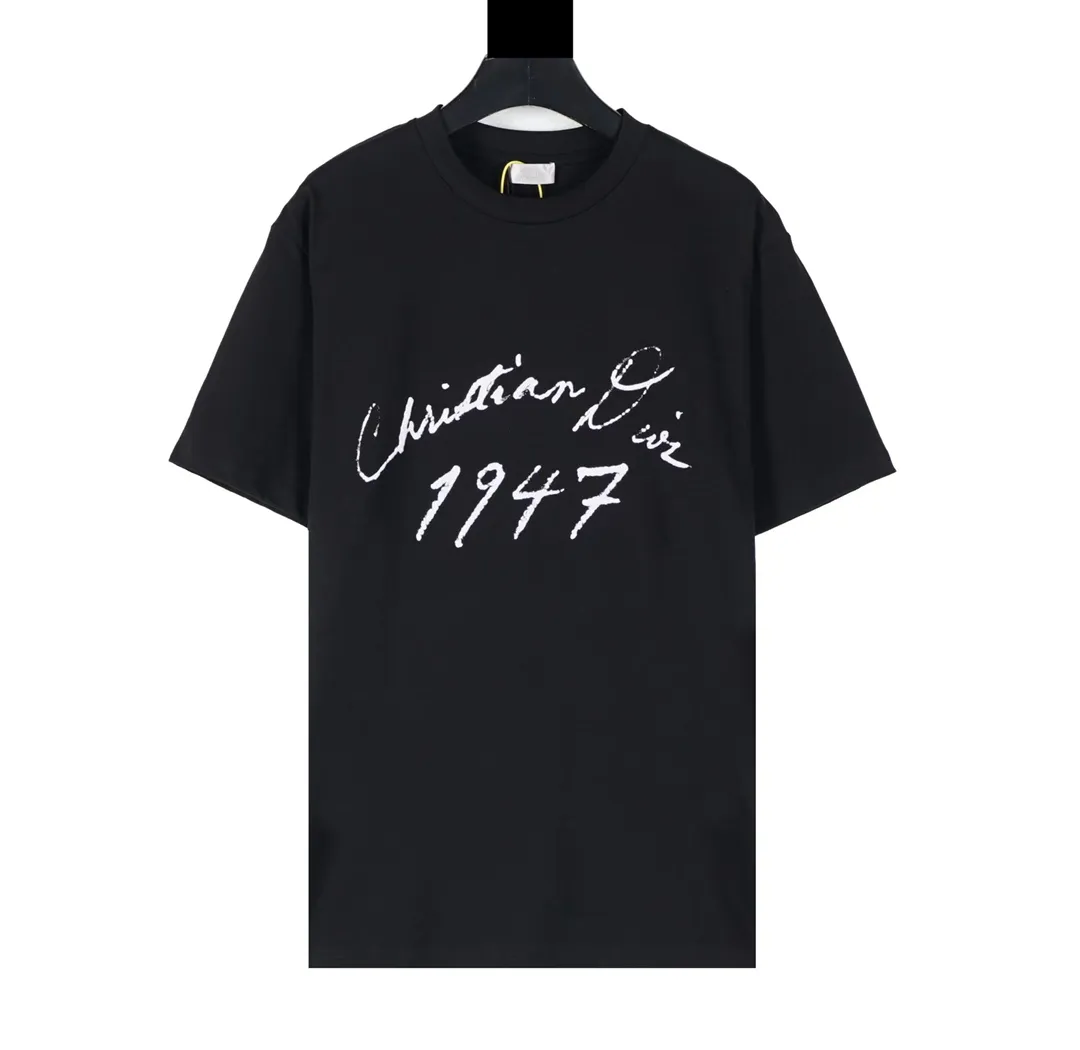 🅿️180 CD / New Handwritten Signature Loose Fit T-Shirt This T-shirt is decorated with a handwritten style Christian 1947 flocking logo, highlighting Mr. Dior’s signature and the year the Dior brand launched its first collection. Crafted from black cotton jersey in a relaxed fit, it features a classic ribbed crew neck. Enhances any casual look.  Double yarn cotton cover cotton fabric is a special double yarn fabric, which is made of double layers of gauze interwoven. Its yarn fineness is very small, making the fabric more delicate, soft and comfortable to wear. At the same time, the double-layer yarn structure makes the fabric have very good hygroscopic properties, which can effectively wick away sweat and keep the body dry; it is also moisture-proof, warm and mildew-proof.  The fluff used in flocking logo printing can better combine with the adhesive on the surface of the substrate during the flocking process to form a strong flocking effect; it has a soft and delicate feel, making flocked printing products comfortable to the touch. The adhesive has strong adhesion to bad cloth and fluff, has a soft hand feel, moderate viscosity, good chemical stability, washability, and high fastness index. The material has good environmental performance and is harmless to the human body. It is a green and environmentally friendly product. Size: XS S M L
