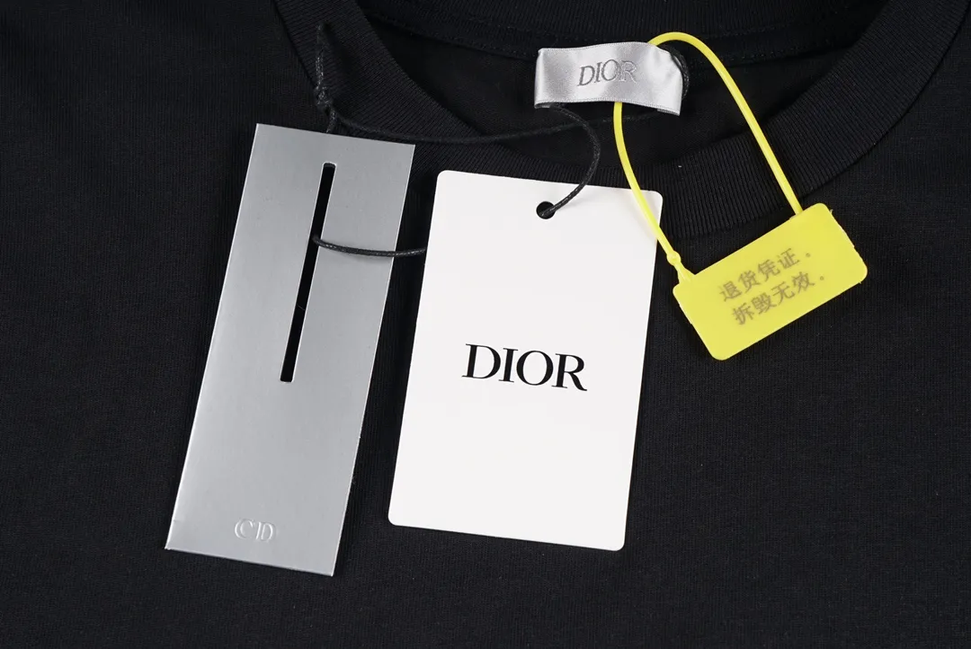 🅿️180 CD / New Handwritten Signature Loose Fit T-Shirt This T-shirt is decorated with a handwritten style Christian 1947 flocking logo, highlighting Mr. Dior’s signature and the year the Dior brand launched its first collection. Crafted from black cotton jersey in a relaxed fit, it features a classic ribbed crew neck. Enhances any casual look.  Double yarn cotton cover cotton fabric is a special double yarn fabric, which is made of double layers of gauze interwoven. Its yarn fineness is very small, making the fabric more delicate, soft and comfortable to wear. At the same time, the double-layer yarn structure makes the fabric have very good hygroscopic properties, which can effectively wick away sweat and keep the body dry; it is also moisture-proof, warm and mildew-proof.  The fluff used in flocking logo printing can better combine with the adhesive on the surface of the substrate during the flocking process to form a strong flocking effect; it has a soft and delicate feel, making flocked printing products comfortable to the touch. The adhesive has strong adhesion to bad cloth and fluff, has a soft hand feel, moderate viscosity, good chemical stability, washability, and high fastness index. The material has good environmental performance and is harmless to the human body. It is a green and environmentally friendly product. Size: XS S M L