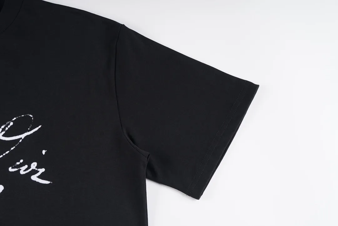 🅿️180 CD / New Handwritten Signature Loose Fit T-Shirt This T-shirt is decorated with a handwritten style Christian 1947 flocking logo, highlighting Mr. Dior’s signature and the year the Dior brand launched its first collection. Crafted from black cotton jersey in a relaxed fit, it features a classic ribbed crew neck. Enhances any casual look.  Double yarn cotton cover cotton fabric is a special double yarn fabric, which is made of double layers of gauze interwoven. Its yarn fineness is very small, making the fabric more delicate, soft and comfortable to wear. At the same time, the double-layer yarn structure makes the fabric have very good hygroscopic properties, which can effectively wick away sweat and keep the body dry; it is also moisture-proof, warm and mildew-proof.  The fluff used in flocking logo printing can better combine with the adhesive on the surface of the substrate during the flocking process to form a strong flocking effect; it has a soft and delicate feel, making flocked printing products comfortable to the touch. The adhesive has strong adhesion to bad cloth and fluff, has a soft hand feel, moderate viscosity, good chemical stability, washability, and high fastness index. The material has good environmental performance and is harmless to the human body. It is a green and environmentally friendly product. Size: XS S M L