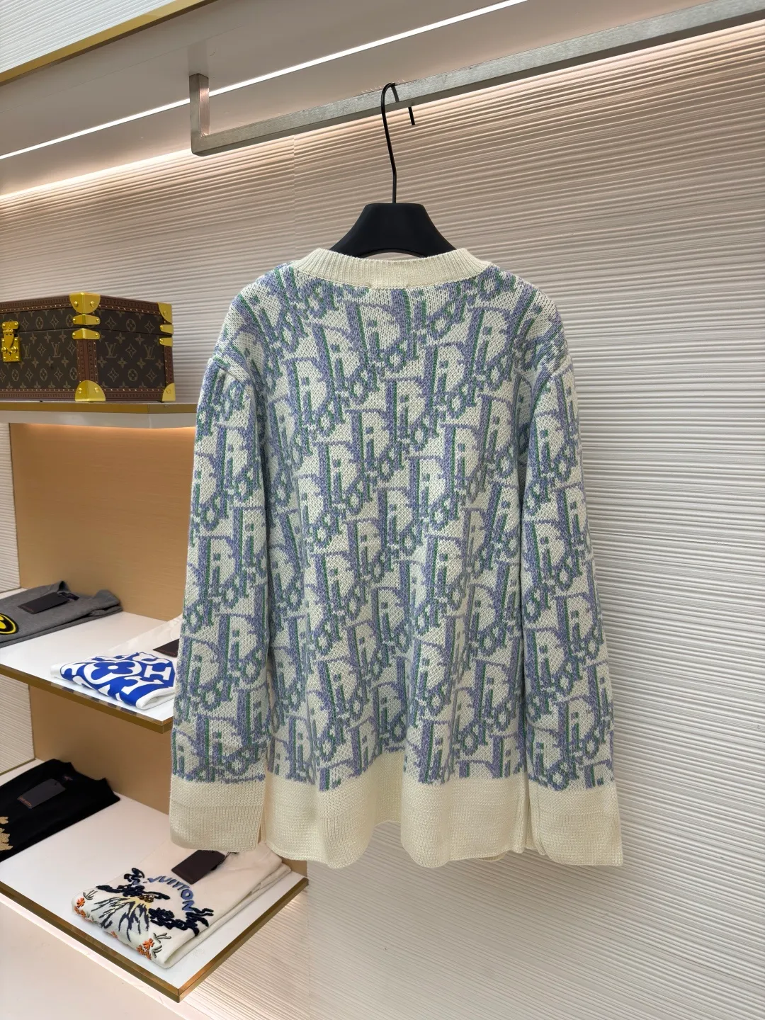 Dior presbyopic all-over printed wool sweater ●Item number: 1682046-A85 ●Fabric: wool blended fabric ●Technology: knitted ●Color: apricot purple ●Version: fitted version ●Weight: about 705 grams ●Size: S-M-L ●Description: It is made of 55 wool blended material, 55% wool and 45% cotton. The weaving method is 10-count medium-thick and fine-grain. It is woven on an imported wool loom. The clothes are washed in general. The washing water can effectively remove the odor of the clothes, while also increasing the feel of the clothes and fixing the shape of the clothes. This knitwear reinterprets Dior's classic Oblique print. Crafted from sheep wool jacquard with ribbed details for a classic silhouette. Can be paired with a variety of outfits to show off your personality. The overall wiring is straight and delicate, the fabric is comfortable and soft, and the color is consistent without color difference. It can be matched with the same style to create a fashionable look and control various occasions. Customized accessories, complete with three standards, same style for men and women!