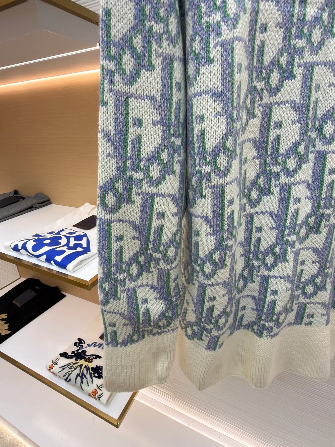 Dior presbyopic all-over printed wool sweater ●Item number: 1682046-A85 ●Fabric: wool blended fabric ●Technology: knitted ●Color: apricot purple ●Version: fitted version ●Weight: about 705 grams ●Size: S-M-L ●Description: It is made of 55 wool blended material, 55% wool and 45% cotton. The weaving method is 10-count medium-thick and fine-grain. It is woven on an imported wool loom. The clothes are washed in general. The washing water can effectively remove the odor of the clothes, while also increasing the feel of the clothes and fixing the shape of the clothes. This knitwear reinterprets Dior's classic Oblique print. Crafted from sheep wool jacquard with ribbed details for a classic silhouette. Can be paired with a variety of outfits to show off your personality. The overall wiring is straight and delicate, the fabric is comfortable and soft, and the color is consistent without color difference. It can be matched with the same style to create a fashionable look and control various occasions. Customized accessories, complete with three standards, same style for men and women!