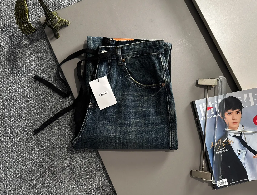 🅿️380 Dior 2025 Four Seasons Loose Jeans Straight Trousers, the trend in the trend! Many fashion bloggers control the upper body. The water is woven from imported Japanese Denim plain cotton denim fabric. It has three standards, is soft, delicate, comfortable and breathable. The color has a modern and fashionable vicissitudes. The upper body is versatile and fashionable! Light luxury is a must-have item for daily commuting! Size: XS-2XL (please state your height and weight when placing an order)