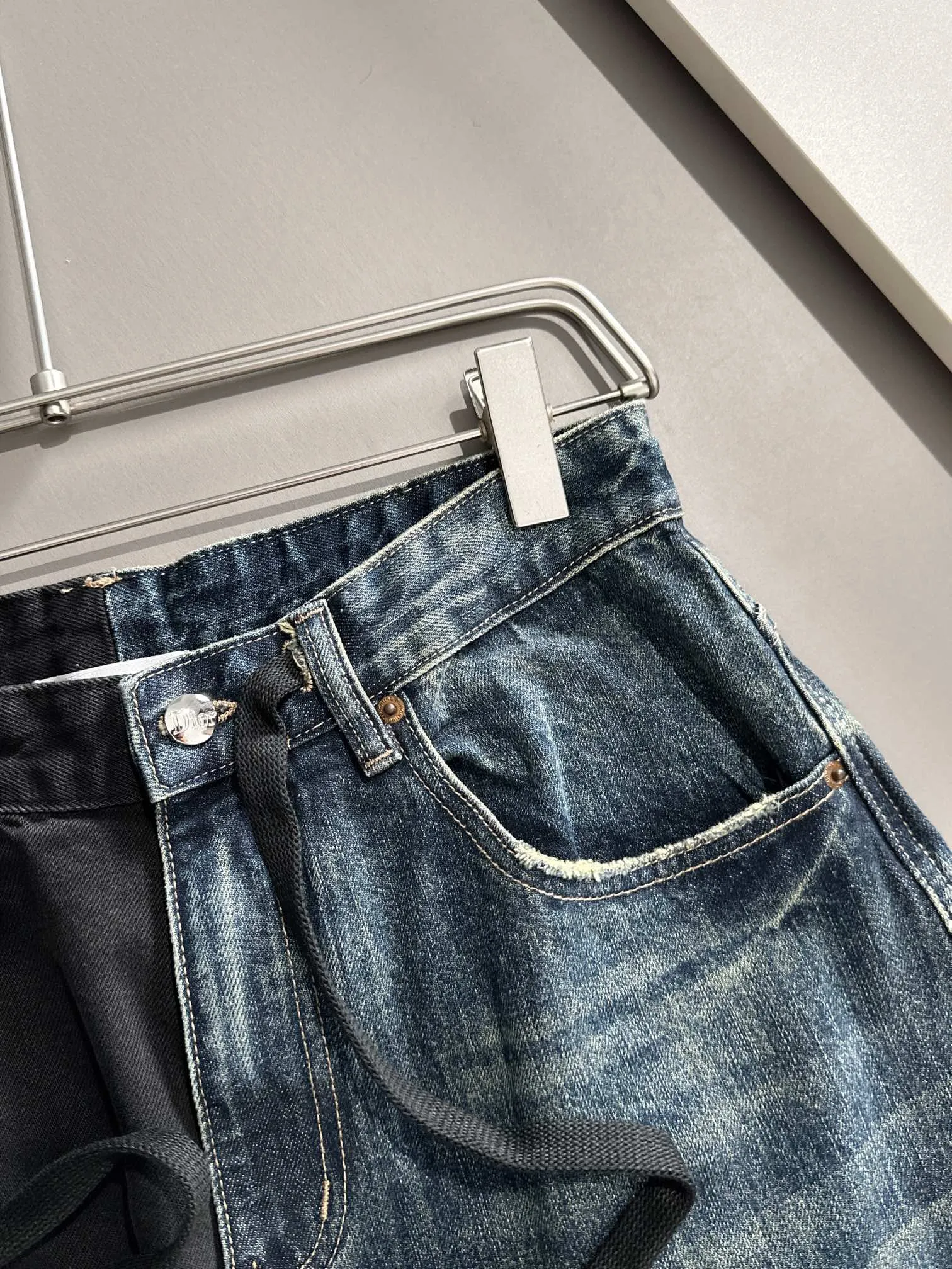 🅿️380 Dior 2025 Four Seasons Loose Jeans Straight Trousers, the trend in the trend! Many fashion bloggers control the upper body. The water is woven from imported Japanese Denim plain cotton denim fabric. It has three standards, is soft, delicate, comfortable and breathable. The color has a modern and fashionable vicissitudes. The upper body is versatile and fashionable! Light luxury is a must-have item for daily commuting! Size: XS-2XL (please state your height and weight when placing an order)