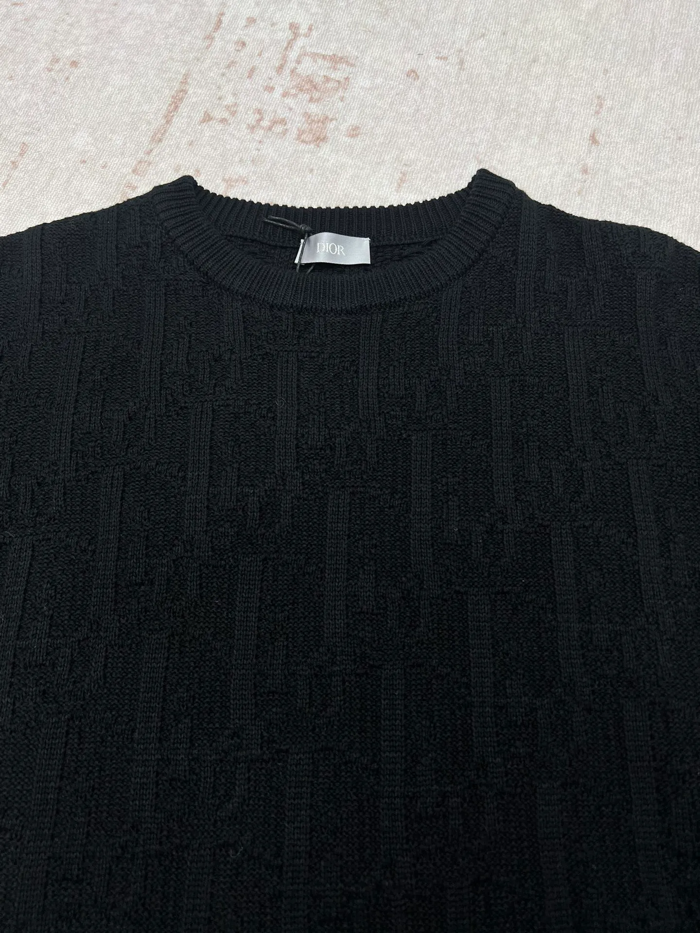 🅿️500 Dior 25ss new sweater black cotton blend jacquard fabric Oblique print This sweater highlights Dior’s classic Oblique print. Crafted from black cotton-blend jacquard in a comfortable fit, it has a ribbed finish at the collar, cuffs and hem. Patterned throughout, with tonal graphic details enhance the look. Size: S.M.L.XL.