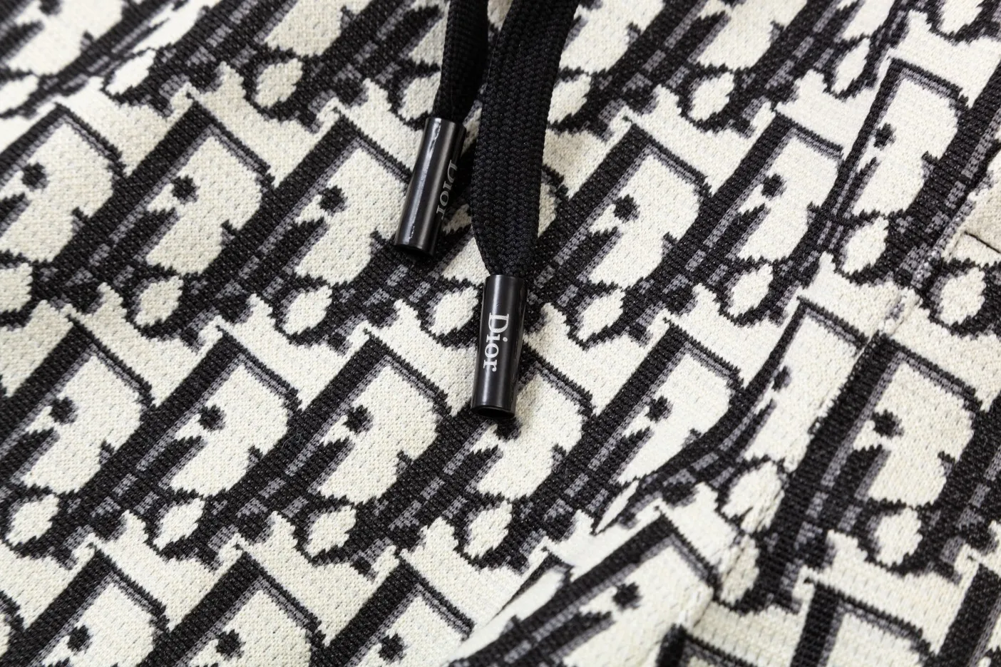 🅿️190 Dior 2024SS new knitted shorts, customized fabric using wafer cloth weaving method, dark flower knitting technology and embroidered logo. The version is tight and three-dimensional, with straight stripe splicing. The customized trouser cord hardware has strong texture and smoothness. The upper body is comfortable and breathable. It has a concave and convex three-dimensional feel. It is fashionable and casual. Gray Dark Gray Size M-4XL
