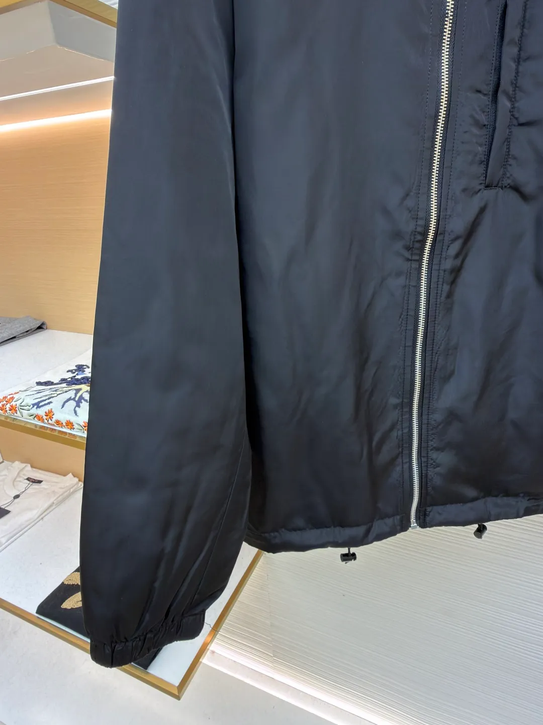 Prada nylon double-sided logo jacket ●Original version: purchased and developed at 12690 ●Item number: 1681863-B70 ●Fabric: nylon fabric ●Technology: Enamel plating ●Color: black/navy blue ●Version: fitted version ●Weight: about 690 grams ●Size: S-M-L-XL ●Description: Made of 50-count fine-grained 100% nylon material. Customized weaving and dyeing. The leather label on the chest is made of double-layered cowhide, using folk Sanbao enamel plating technology, and the bottom is matched with stainless steel round nails to make the upper body of the clothes more comfortable. (Black zipper) Electroplated metal with bright silver, laser engraved logo on the surface. (Blue zipper) Made of nylon with nylon rubber teeth. The sub-buttons adopt four-joint openings and are original color spray-plated and laser-engraved. The detail level is restored to 99%. There are many auxiliary materials for this product. In addition to the introduction, there are also a series of auxiliary materials. The whole piece of clothing is imported from Germany, and is made by special machines - date making - hemming - embedded clips - and many other series of workmanship. The overall wiring is straight and delicate, the fabric is comfortable and soft, and the color is consistent without color difference. It can be matched with the same style to create a fashionable look and control various occasions. Customized accessories, complete with three standards, same style for men and women!