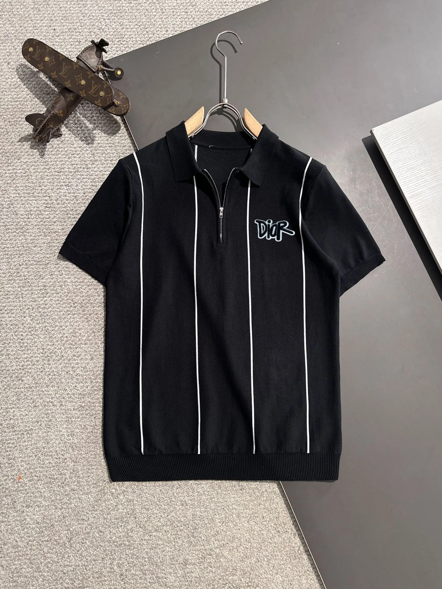 🅿️320 shipped next day. High quality Dior 2025 spring and summer new men's lapel short-sleeved T-shirt. Made of combed cotton yarn knitted cotton fabric. Pure cotton high-weight special yarn. It feels full when weighed. The upper body is also more textured than ordinary T-shirts. This texture can cope with the weather easily and is suitable for both hot and cold! The pattern on the chest adopts three-dimensional embroidery technology, and is perfectly produced stitch by stitch with reference to the original version! Loose fit design, looks noble. Size: M to XXXL