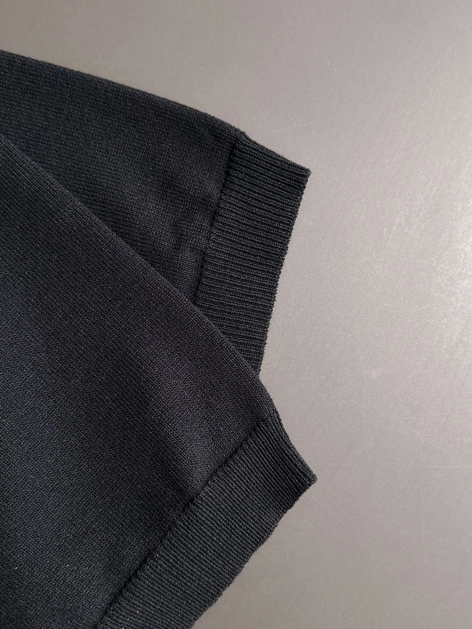 🅿️320 shipped next day. High quality Dior 2025 spring and summer new men's lapel short-sleeved T-shirt. Made of combed cotton yarn knitted cotton fabric. Pure cotton high-weight special yarn. It feels full when weighed. The upper body is also more textured than ordinary T-shirts. This texture can cope with the weather easily and is suitable for both hot and cold! The pattern on the chest adopts three-dimensional embroidery technology, and is perfectly produced stitch by stitch with reference to the original version! Loose fit design, looks noble. Size: M to XXXL
