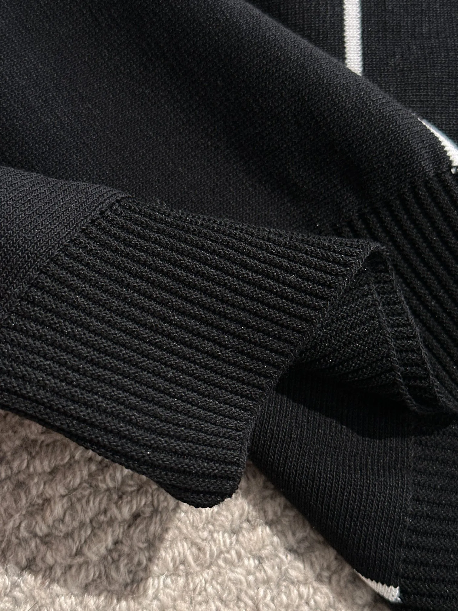 🅿️320 shipped next day. High quality Dior 2025 spring and summer new men's lapel short-sleeved T-shirt. Made of combed cotton yarn knitted cotton fabric. Pure cotton high-weight special yarn. It feels full when weighed. The upper body is also more textured than ordinary T-shirts. This texture can cope with the weather easily and is suitable for both hot and cold! The pattern on the chest adopts three-dimensional embroidery technology, and is perfectly produced stitch by stitch with reference to the original version! Loose fit design, looks noble. Size: M to XXXL
