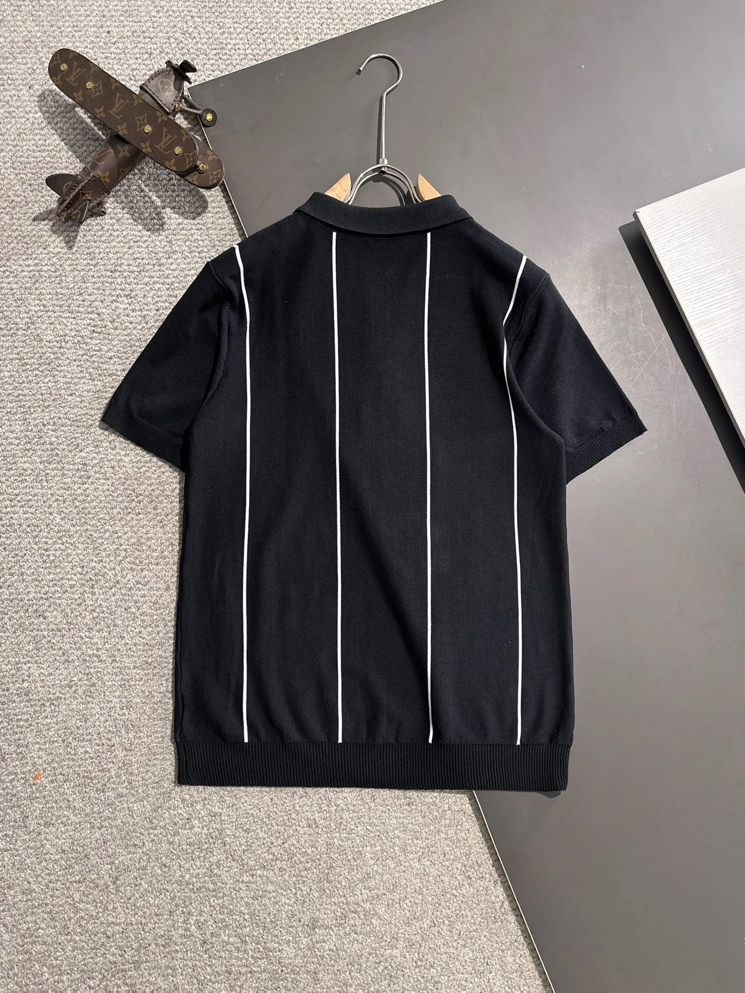 🅿️320 shipped next day. High quality Dior 2025 spring and summer new men's lapel short-sleeved T-shirt. Made of combed cotton yarn knitted cotton fabric. Pure cotton high-weight special yarn. It feels full when weighed. The upper body is also more textured than ordinary T-shirts. This texture can cope with the weather easily and is suitable for both hot and cold! The pattern on the chest adopts three-dimensional embroidery technology, and is perfectly produced stitch by stitch with reference to the original version! Loose fit design, looks noble. Size: M to XXXL