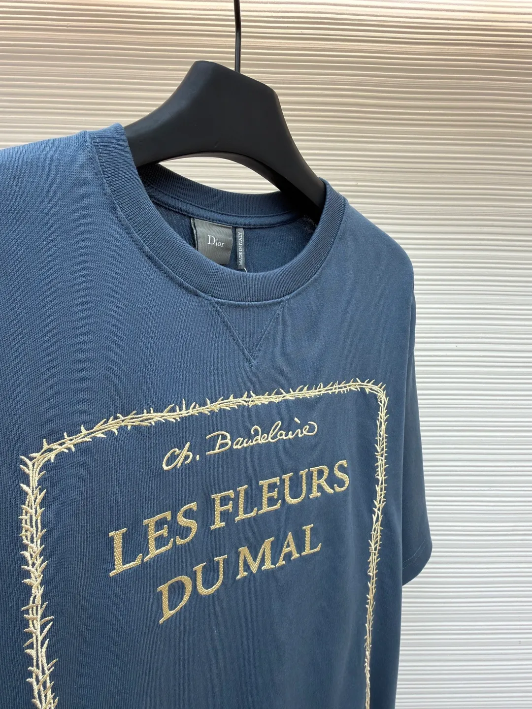 Dior thorn embroidery round neck short sleeves ●Original version: purchased and developed by 13939 ●Item number: 1682473-A05 ●Fabric: cotton jersey fabric ●Technology: embroidery production ●Color: blue ●Version: fitted version ●Weight: about 275 grams ●Size: XS-S-M-L ●Description: Made of blue 12-count cotton jersey fabric with a weight of 230g/㎡; the neckline is made of 32-count double-yarn high-weight (350g) ribbing, which uses extremely high density and elasticity to provide solid neckline support for the loose body and prevent deformation. The fabric is medium thick and provides good stiffness and durability. The 12-count yarn is relatively thick, giving the fabric a rustic texture and casual attributes. Fabrics interwoven with plain weave have many buckling points in the yarns, giving the fabric good fastness and wear resistance. The density is moderate, the fabric is thin, flat and stiff. It has good breathability, is softer, more delicate, and has better gloss. Multi-color computer embroidery technology is used to restore the complex details, text, patterns, etc. of the book cover. Based on the high-precision artwork on the cover of the first edition of "Flowers of Evil", white embroidery thread is used to perform high-density embroidery through a combination of flat stitch, satin embroidery, chain embroidery and other stitching methods. With exquisite and textured handicrafts, the artistic details of literary classic covers are vividly reproduced, and the flat image is transformed into a three-dimensional touch and rich layers. The overall wiring is straight and delicate, the fabric is comfortable and soft, and the color is consistent without color difference. It can be matched with the same style to create a fashionable look and control various occasions. Customized accessories, complete with three standards, same style for men and women!