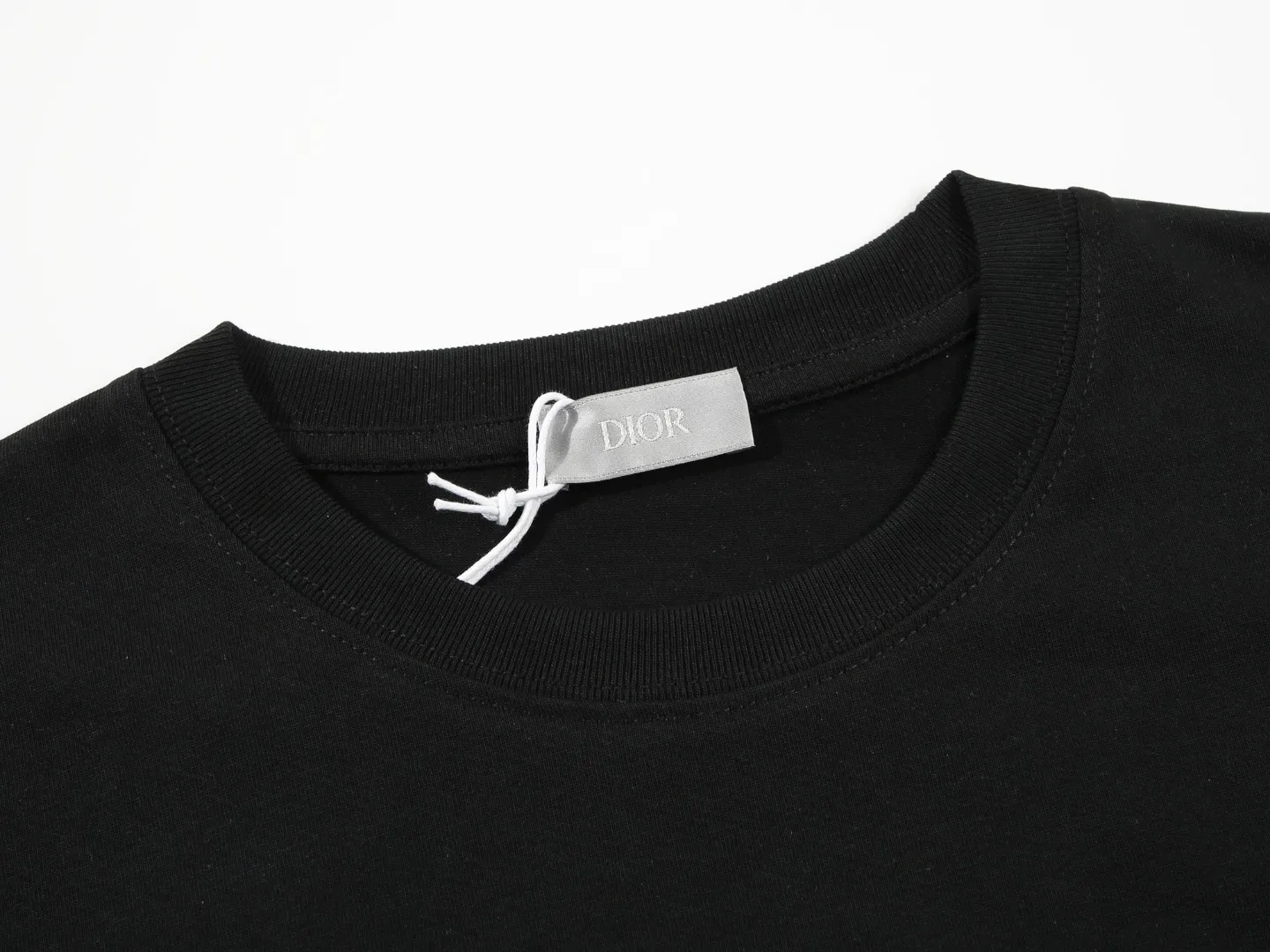 🅿️160 DIOR printed letters‼ ️Short-sleeved T-shirt® *Customized 280g cotton fabric, the fabric is soft, skin-friendly and comfortable *Laminated letter logo on the front *A very simple and elegant one that is unparalleled in terms of upper body comfort, interpreting your luxury and taste, and creating your fashionable charm. ⚠️Washing method: It is recommended to dry clean or wrap the reverse side in a laundry bag and machine wash it quickly in cold water and let it dry naturally! ⚠️ Unisex style 𝐂𝐎𝐋𝐎𝐔𝐑: White Black 𝐒𝐈𝐙𝐄: S-XL