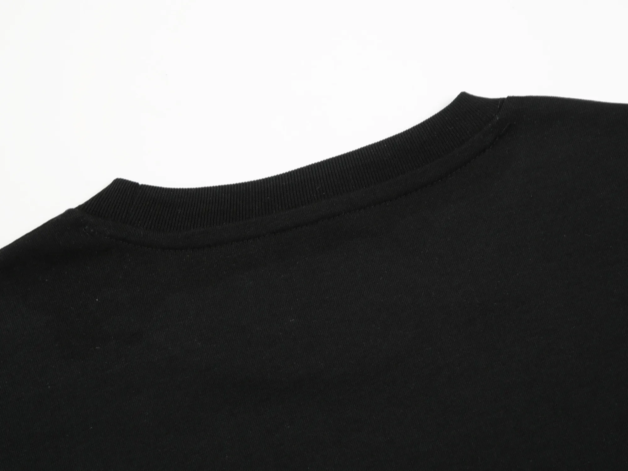 🅿️160 DIOR printed letters‼ ️Short-sleeved T-shirt® *Customized 280g cotton fabric, the fabric is soft, skin-friendly and comfortable *Laminated letter logo on the front *A very simple and elegant one that is unparalleled in terms of upper body comfort, interpreting your luxury and taste, and creating your fashionable charm. ⚠️Washing method: It is recommended to dry clean or wrap the reverse side in a laundry bag and machine wash it quickly in cold water and let it dry naturally! ⚠️ Unisex style 𝐂𝐎𝐋𝐎𝐔𝐑: White Black 𝐒𝐈𝐙𝐄: S-XL