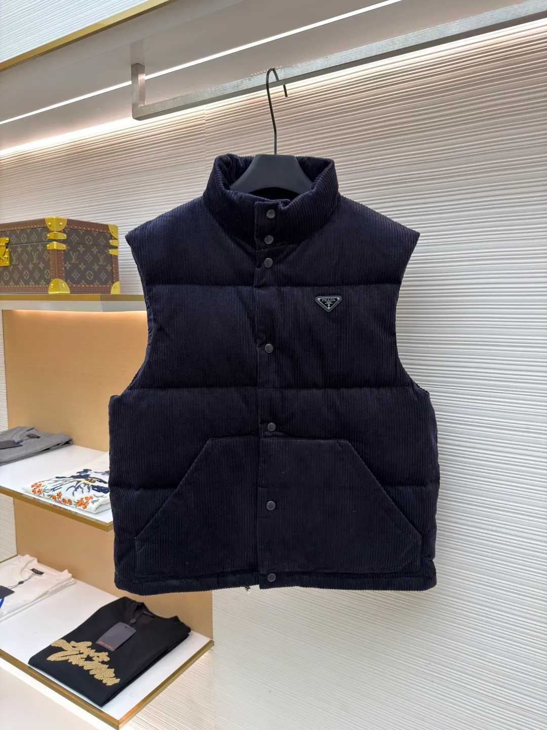 Prada corduroy down vest ●Original version: purchased and developed for 9999 ●Item number: 1681146-C55 ●Fabric: white duck down fabric ●Technology: mechanical down filling ●Version: fitted version ●Weight: about 835 grams ●Size: S-M-L-XL ●Description: The corduroy fabric is made of cotton fiber. It has obvious vertical stripes on the surface. It is soft to the touch and full of three-dimensional feeling. It is also warm and durable, has strong color expression, and has a retro and fashionable temperament. It is filled fully and evenly with 90 white duck down and weighs 170g. Corduroy is a pain point in production. The fabric light difference, smoothness difference and loss are very large. The fabric is custom-woven and dyed without worrying about color difference. After the fabric density is in place, there is no doubt about the drape. From the texture and hand feel, the alloy version is made. The overall wiring is straight and delicate, the fabric is comfortable and soft, and the color is consistent without color difference. It can be matched with the same style to create a fashionable look and control various occasions. Customized accessories, complete with three standards, same style for men and women!