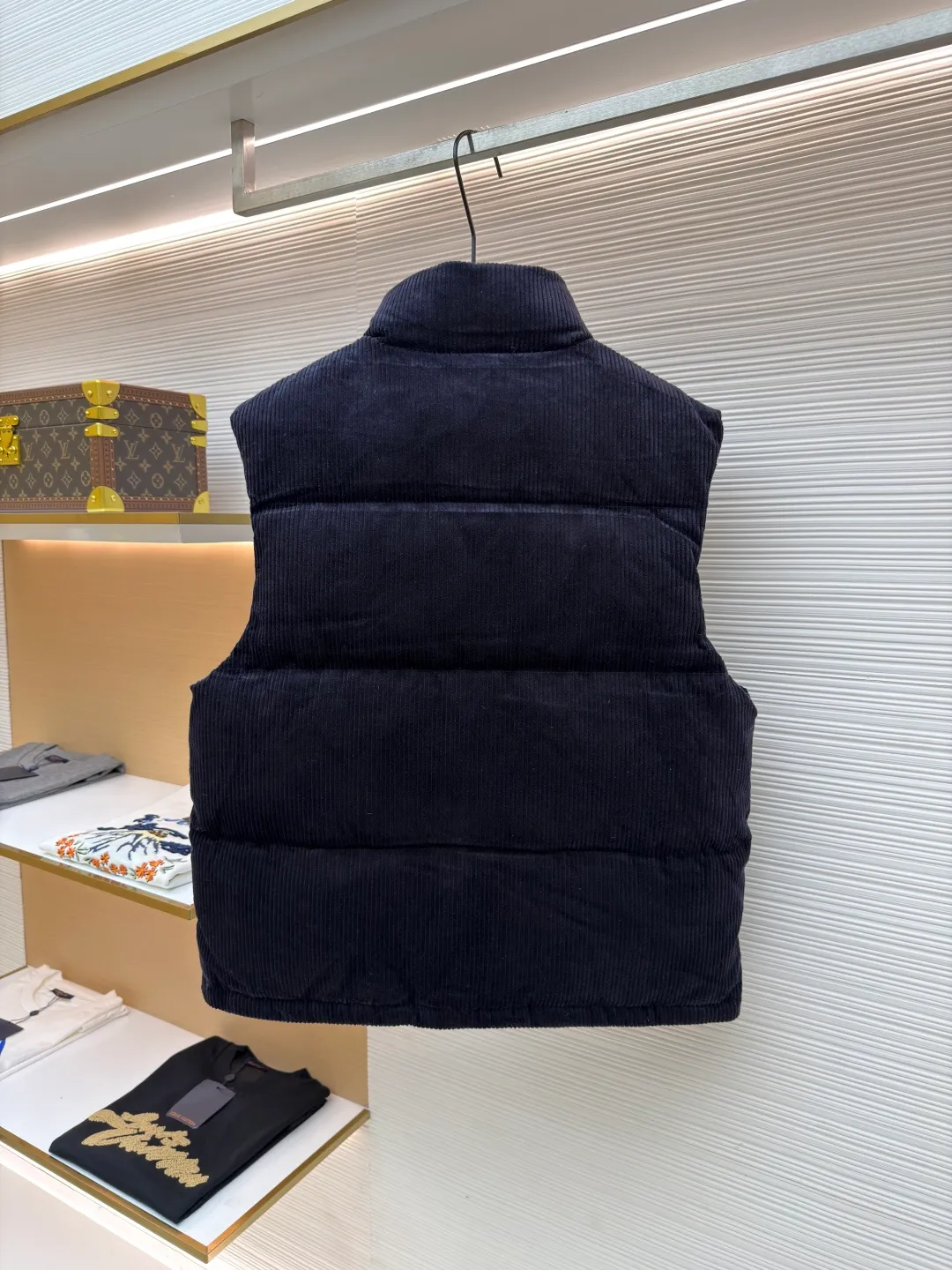 Prada corduroy down vest ●Original version: purchased and developed for 9999 ●Item number: 1681146-C55 ●Fabric: white duck down fabric ●Technology: mechanical down filling ●Version: fitted version ●Weight: about 835 grams ●Size: S-M-L-XL ●Description: The corduroy fabric is made of cotton fiber. It has obvious vertical stripes on the surface. It is soft to the touch and full of three-dimensional feeling. It is also warm and durable, has strong color expression, and has a retro and fashionable temperament. It is filled fully and evenly with 90 white duck down and weighs 170g. Corduroy is a pain point in production. The fabric light difference, smoothness difference and loss are very large. The fabric is custom-woven and dyed without worrying about color difference. After the fabric density is in place, there is no doubt about the drape. From the texture and hand feel, the alloy version is made. The overall wiring is straight and delicate, the fabric is comfortable and soft, and the color is consistent without color difference. It can be matched with the same style to create a fashionable look and control various occasions. Customized accessories, complete with three standards, same style for men and women!