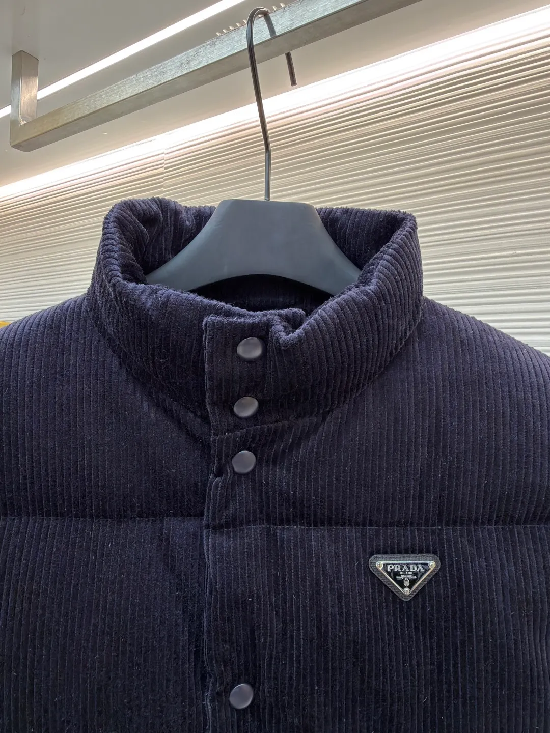 Prada corduroy down vest ●Original version: purchased and developed for 9999 ●Item number: 1681146-C55 ●Fabric: white duck down fabric ●Technology: mechanical down filling ●Version: fitted version ●Weight: about 835 grams ●Size: S-M-L-XL ●Description: The corduroy fabric is made of cotton fiber. It has obvious vertical stripes on the surface. It is soft to the touch and full of three-dimensional feeling. It is also warm and durable, has strong color expression, and has a retro and fashionable temperament. It is filled fully and evenly with 90 white duck down and weighs 170g. Corduroy is a pain point in production. The fabric light difference, smoothness difference and loss are very large. The fabric is custom-woven and dyed without worrying about color difference. After the fabric density is in place, there is no doubt about the drape. From the texture and hand feel, the alloy version is made. The overall wiring is straight and delicate, the fabric is comfortable and soft, and the color is consistent without color difference. It can be matched with the same style to create a fashionable look and control various occasions. Customized accessories, complete with three standards, same style for men and women!