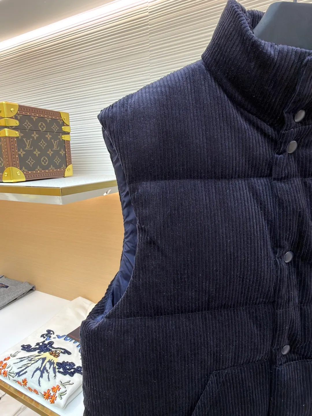 Prada corduroy down vest ●Original version: purchased and developed for 9999 ●Item number: 1681146-C55 ●Fabric: white duck down fabric ●Technology: mechanical down filling ●Version: fitted version ●Weight: about 835 grams ●Size: S-M-L-XL ●Description: The corduroy fabric is made of cotton fiber. It has obvious vertical stripes on the surface. It is soft to the touch and full of three-dimensional feeling. It is also warm and durable, has strong color expression, and has a retro and fashionable temperament. It is filled fully and evenly with 90 white duck down and weighs 170g. Corduroy is a pain point in production. The fabric light difference, smoothness difference and loss are very large. The fabric is custom-woven and dyed without worrying about color difference. After the fabric density is in place, there is no doubt about the drape. From the texture and hand feel, the alloy version is made. The overall wiring is straight and delicate, the fabric is comfortable and soft, and the color is consistent without color difference. It can be matched with the same style to create a fashionable look and control various occasions. Customized accessories, complete with three standards, same style for men and women!