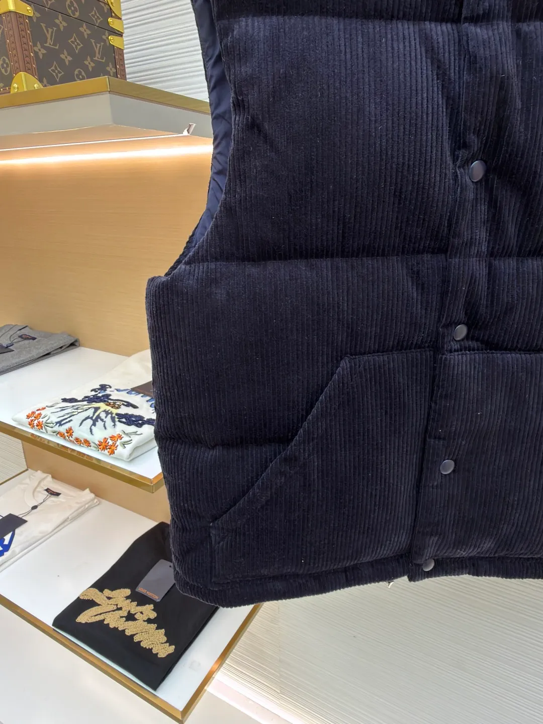Prada corduroy down vest ●Original version: purchased and developed for 9999 ●Item number: 1681146-C55 ●Fabric: white duck down fabric ●Technology: mechanical down filling ●Version: fitted version ●Weight: about 835 grams ●Size: S-M-L-XL ●Description: The corduroy fabric is made of cotton fiber. It has obvious vertical stripes on the surface. It is soft to the touch and full of three-dimensional feeling. It is also warm and durable, has strong color expression, and has a retro and fashionable temperament. It is filled fully and evenly with 90 white duck down and weighs 170g. Corduroy is a pain point in production. The fabric light difference, smoothness difference and loss are very large. The fabric is custom-woven and dyed without worrying about color difference. After the fabric density is in place, there is no doubt about the drape. From the texture and hand feel, the alloy version is made. The overall wiring is straight and delicate, the fabric is comfortable and soft, and the color is consistent without color difference. It can be matched with the same style to create a fashionable look and control various occasions. Customized accessories, complete with three standards, same style for men and women!