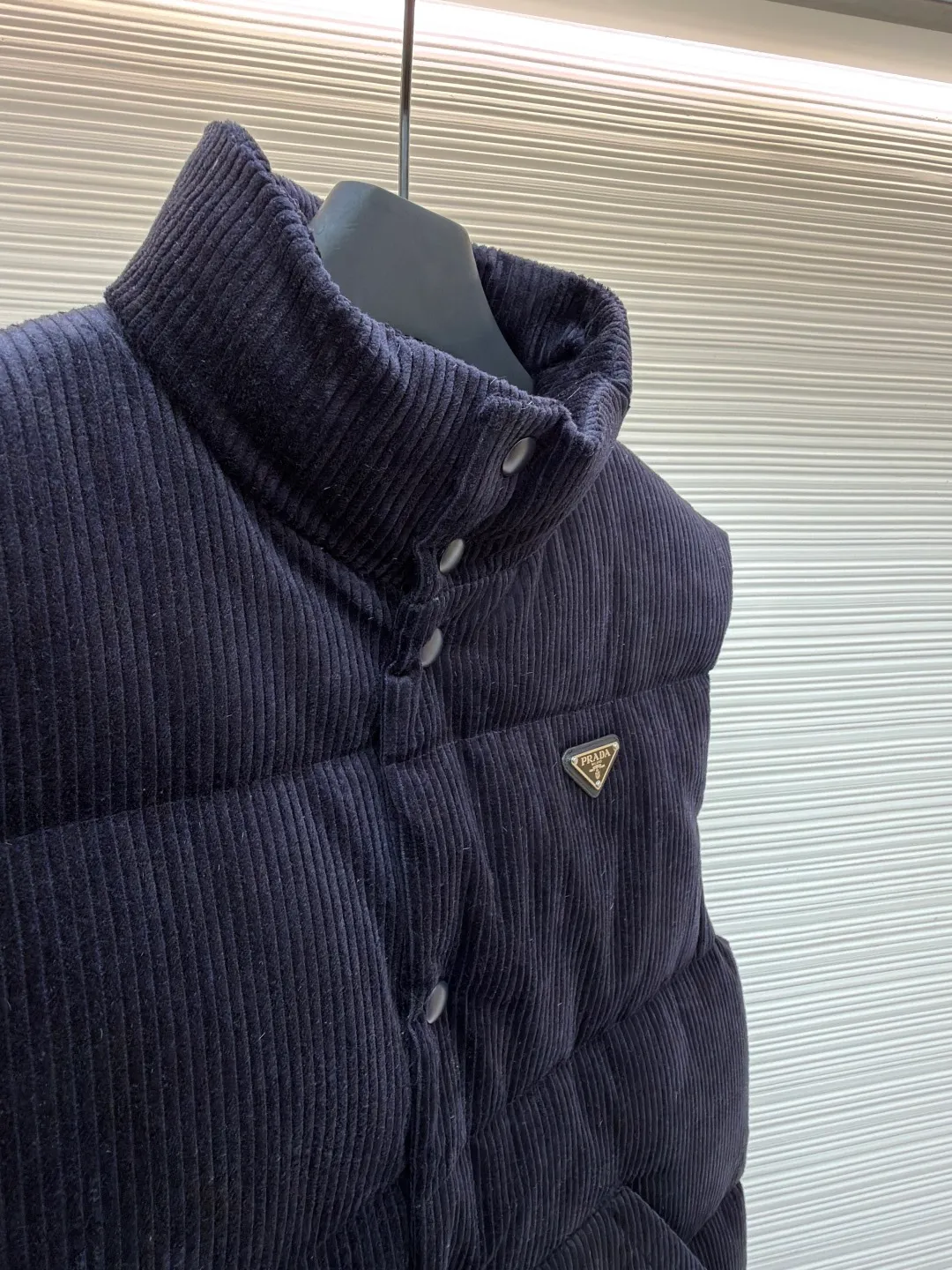 Prada corduroy down vest ●Original version: purchased and developed for 9999 ●Item number: 1681146-C55 ●Fabric: white duck down fabric ●Technology: mechanical down filling ●Version: fitted version ●Weight: about 835 grams ●Size: S-M-L-XL ●Description: The corduroy fabric is made of cotton fiber. It has obvious vertical stripes on the surface. It is soft to the touch and full of three-dimensional feeling. It is also warm and durable, has strong color expression, and has a retro and fashionable temperament. It is filled fully and evenly with 90 white duck down and weighs 170g. Corduroy is a pain point in production. The fabric light difference, smoothness difference and loss are very large. The fabric is custom-woven and dyed without worrying about color difference. After the fabric density is in place, there is no doubt about the drape. From the texture and hand feel, the alloy version is made. The overall wiring is straight and delicate, the fabric is comfortable and soft, and the color is consistent without color difference. It can be matched with the same style to create a fashionable look and control various occasions. Customized accessories, complete with three standards, same style for men and women!