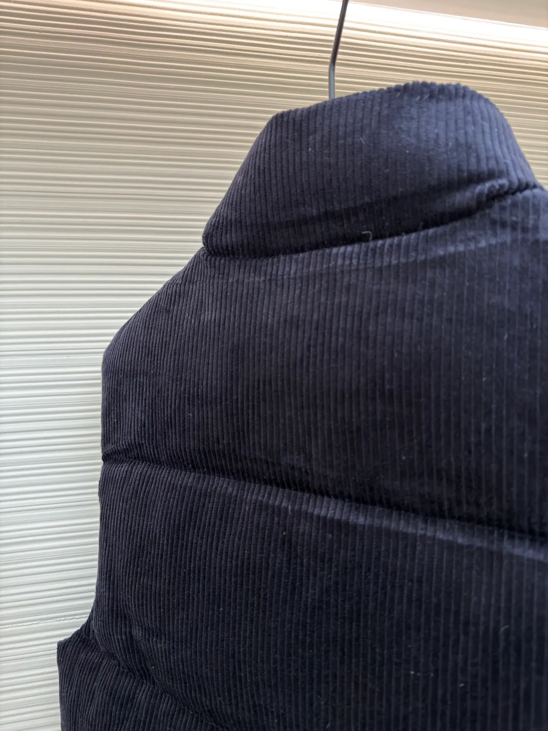 Prada corduroy down vest ●Original version: purchased and developed for 9999 ●Item number: 1681146-C55 ●Fabric: white duck down fabric ●Technology: mechanical down filling ●Version: fitted version ●Weight: about 835 grams ●Size: S-M-L-XL ●Description: The corduroy fabric is made of cotton fiber. It has obvious vertical stripes on the surface. It is soft to the touch and full of three-dimensional feeling. It is also warm and durable, has strong color expression, and has a retro and fashionable temperament. It is filled fully and evenly with 90 white duck down and weighs 170g. Corduroy is a pain point in production. The fabric light difference, smoothness difference and loss are very large. The fabric is custom-woven and dyed without worrying about color difference. After the fabric density is in place, there is no doubt about the drape. From the texture and hand feel, the alloy version is made. The overall wiring is straight and delicate, the fabric is comfortable and soft, and the color is consistent without color difference. It can be matched with the same style to create a fashionable look and control various occasions. Customized accessories, complete with three standards, same style for men and women!