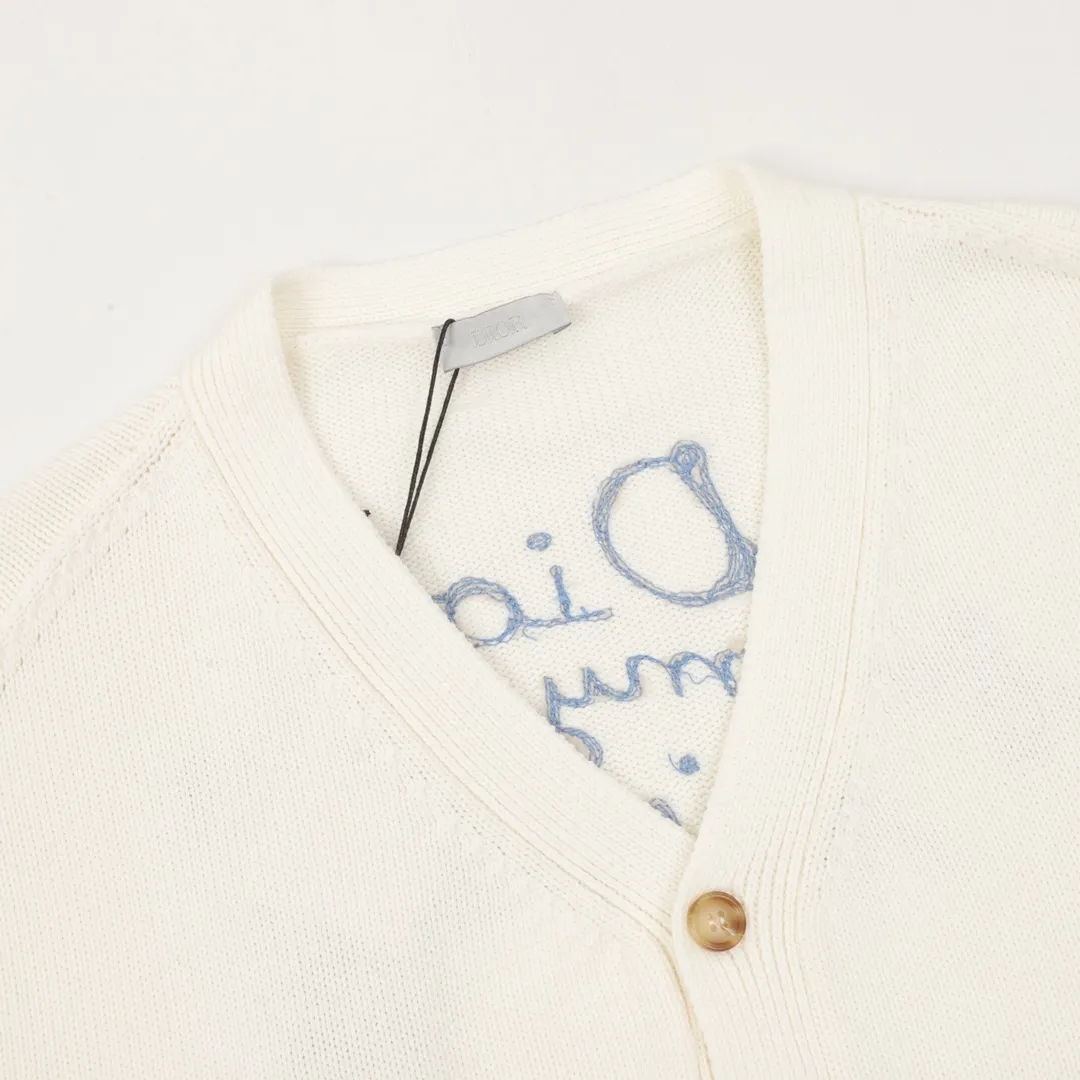 🅿️600 Dior embroidered cotton blend button cardigan. The fabric is made of 40-count cotton yarn and wool, and the cotton content is 62%. It is mixed with 38% polyester. Mixing two kinds of wool materials can effectively make the upper body more three-dimensional. The embroidery uses high-density wool yarn embroidery technology, and the front numbers are all equipped with the joint series embroidery LOGO. The number of stitches is about 12,000. The auxiliary buttons are made of natural horn buttons, with the brand's iconic [DIOR] LOGO on the buttons. This cardigan displays the Dior For My Real Friends logo from the DIOR AND HYLTON NEL collaboration. Crafted from white cotton-blend jersey with embroidery on the front and back, button fastening and ribbed trims. Size s-l