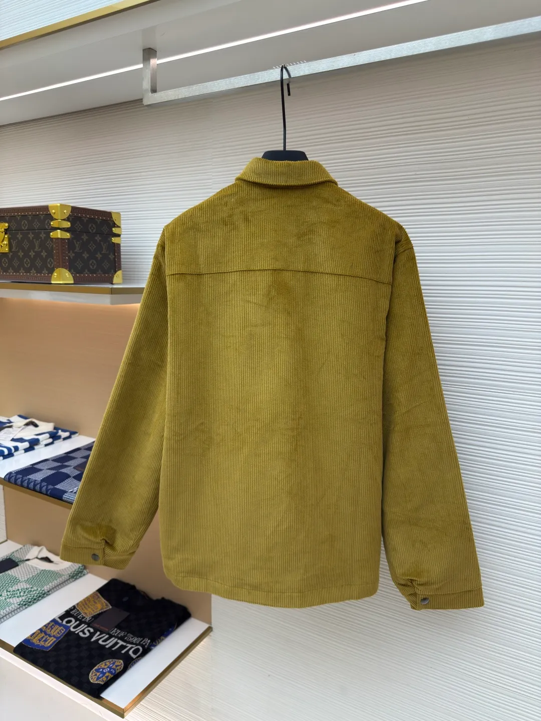 Prada corduroy jacket ●Authentic product: purchased and developed at 16700 ●Item number: 1680049-B70 ●Fabric: corduroy fabric ●Technology: made on positioning cutting machine ●Version: fitted version ●Weight: about 885 grams ●Size: XS-S-M-L ●Description: Made of 100% cotton 8*8 corduroy fabric, dyed with reactive dyes, the color fastness is all solid black, matched with 75D twill nylon lining, the pocket chapter is made of microfiber leather, the aluminum alloy material is embossed with three-dimensional letters on a lathe, and later hand-dotted with black piano paint to seal the glaze. The overall wiring is straight and delicate, the fabric is comfortable and soft, and the color is consistent without color difference. It can be matched with the same style to create a fashionable look and control various occasions. Customized accessories, complete with three standards, same style for men and women!