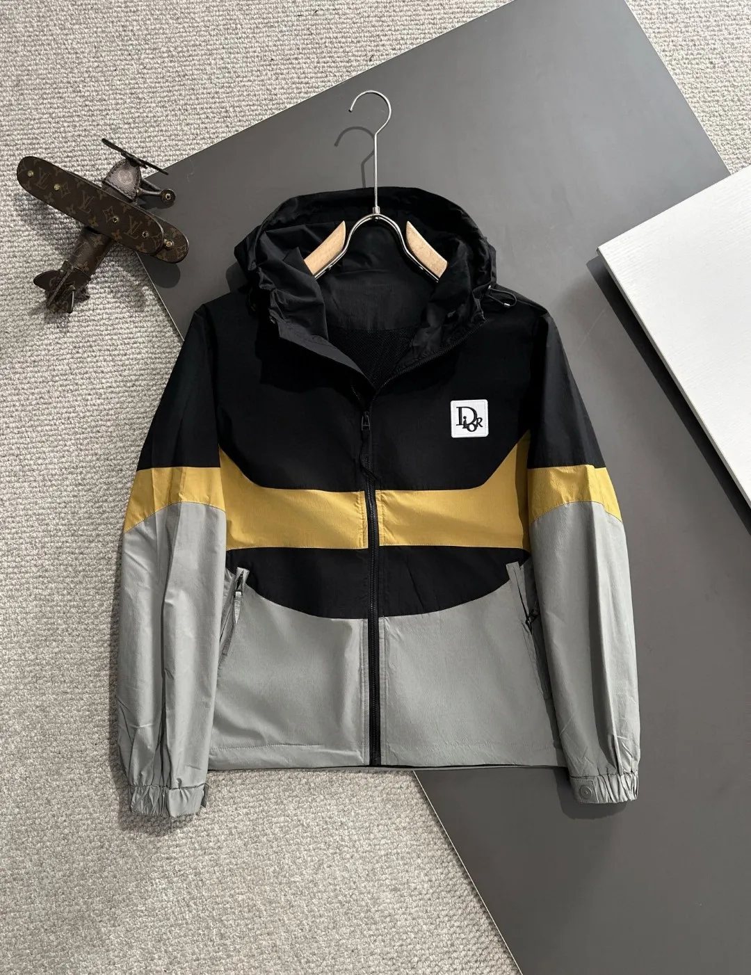 🅿️480 next day shipping Dior early spring 2025 latest zipper hooded windbreaker jacket. Custom-dyed nylon fabric, overall casual and upscale. The fabric texture is relatively thin, very light, and comfortable on the upper body, suitable for early autumn and spring wear. Simple lines, customized hardware zippers, elegant and concise style, light and comfortable to wear, extremely urban luxury and low-key elegance, with a casual and lazy feeling, the upper body effect is very good, quite wide and stylish, natural drape, simple and elegant! Top luxury classic style items, gentle It is high-end, quiet but full of power, perfectly conveying the brand's sense of trend and recognition. The upper body is super cool and stylish, and extremely luxurious, showing your rank, strength and taste from all aspects! The overall grade is even more obvious, the upper body is comfortable and unrestrained, and has a casual and loose effect. Sizes: M to 4XL.
