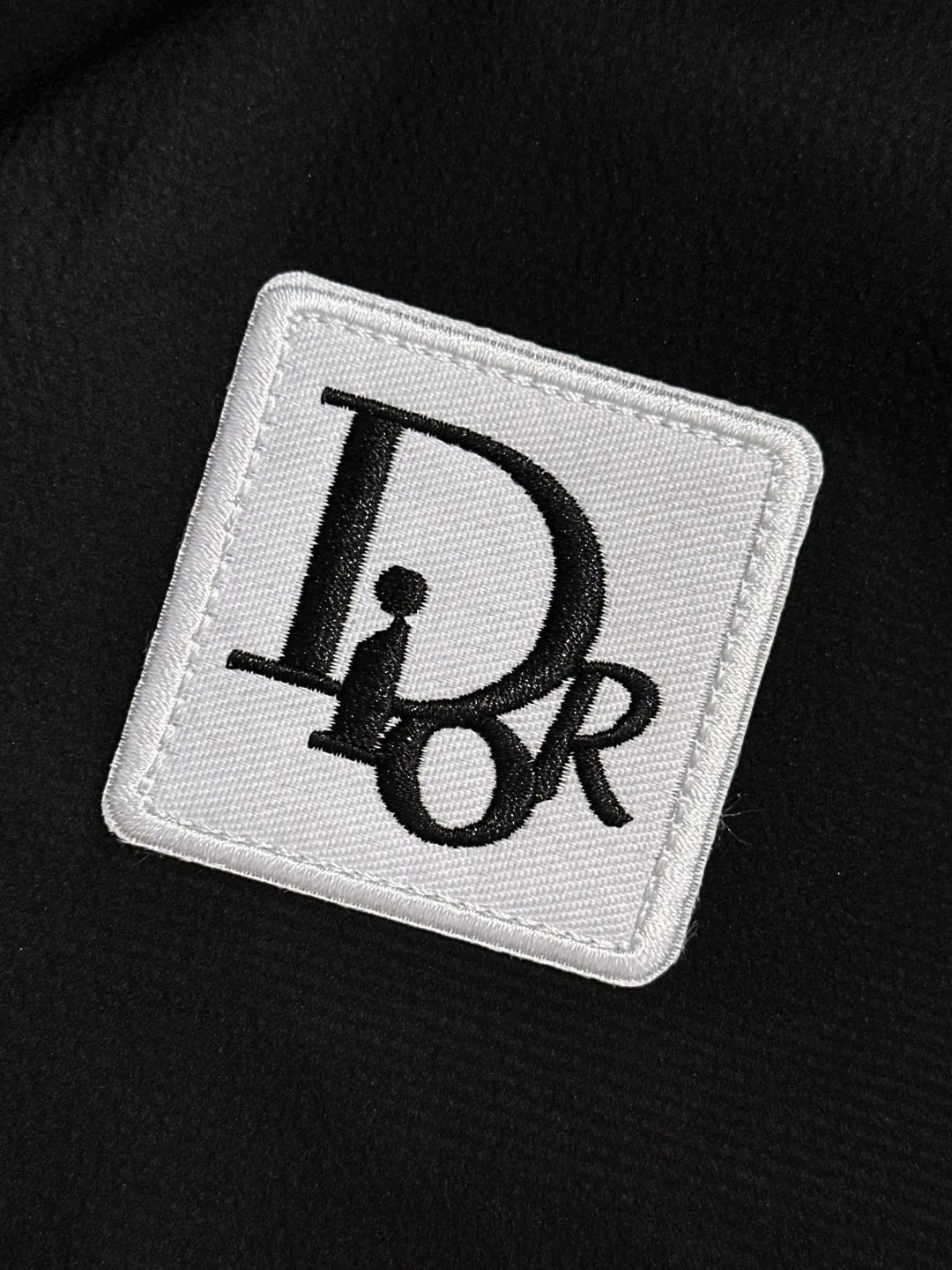 🅿️480 next day shipping Dior early spring 2025 latest zipper hooded windbreaker jacket. Custom-dyed nylon fabric, overall casual and upscale. The fabric texture is relatively thin, very light, and comfortable on the upper body, suitable for early autumn and spring wear. Simple lines, customized hardware zippers, elegant and concise style, light and comfortable to wear, extremely urban luxury and low-key elegance, with a casual and lazy feeling, the upper body effect is very good, quite wide and stylish, natural drape, simple and elegant! Top luxury classic style items, gentle It is high-end, quiet but full of power, perfectly conveying the brand's sense of trend and recognition. The upper body is super cool and stylish, and extremely luxurious, showing your rank, strength and taste from all aspects! The overall grade is even more obvious, the upper body is comfortable and unrestrained, and has a casual and loose effect. Sizes: M to 4XL.