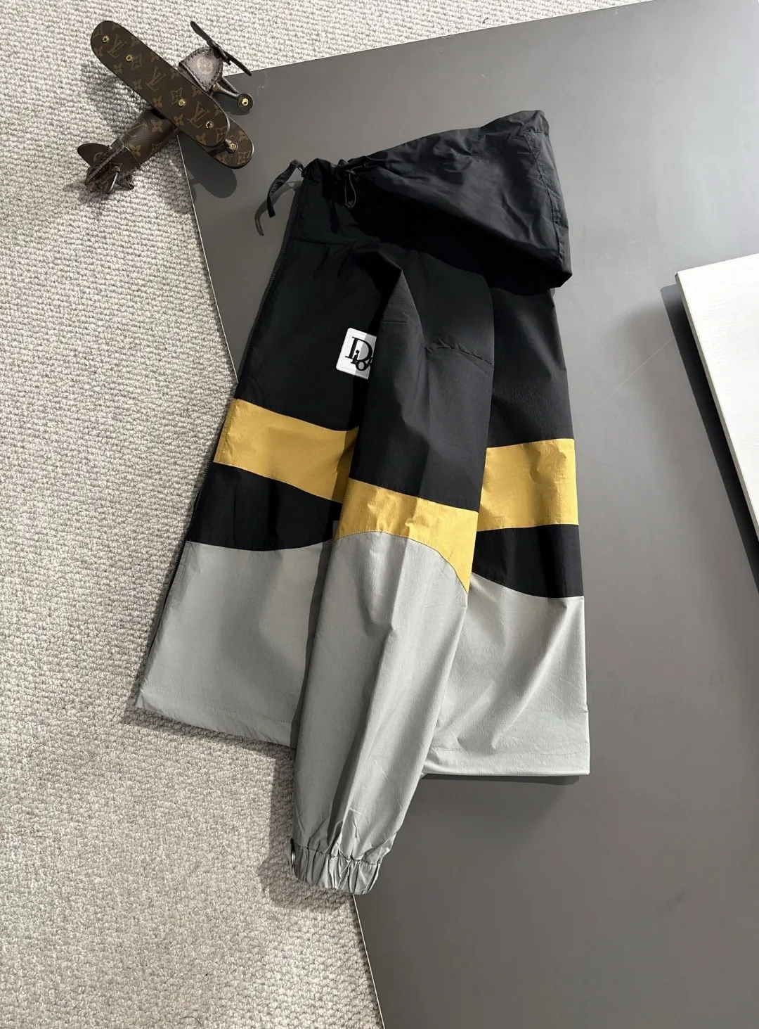 🅿️480 next day shipping Dior early spring 2025 latest zipper hooded windbreaker jacket. Custom-dyed nylon fabric, overall casual and upscale. The fabric texture is relatively thin, very light, and comfortable on the upper body, suitable for early autumn and spring wear. Simple lines, customized hardware zippers, elegant and concise style, light and comfortable to wear, extremely urban luxury and low-key elegance, with a casual and lazy feeling, the upper body effect is very good, quite wide and stylish, natural drape, simple and elegant! Top luxury classic style items, gentle It is high-end, quiet but full of power, perfectly conveying the brand's sense of trend and recognition. The upper body is super cool and stylish, and extremely luxurious, showing your rank, strength and taste from all aspects! The overall grade is even more obvious, the upper body is comfortable and unrestrained, and has a casual and loose effect. Sizes: M to 4XL.